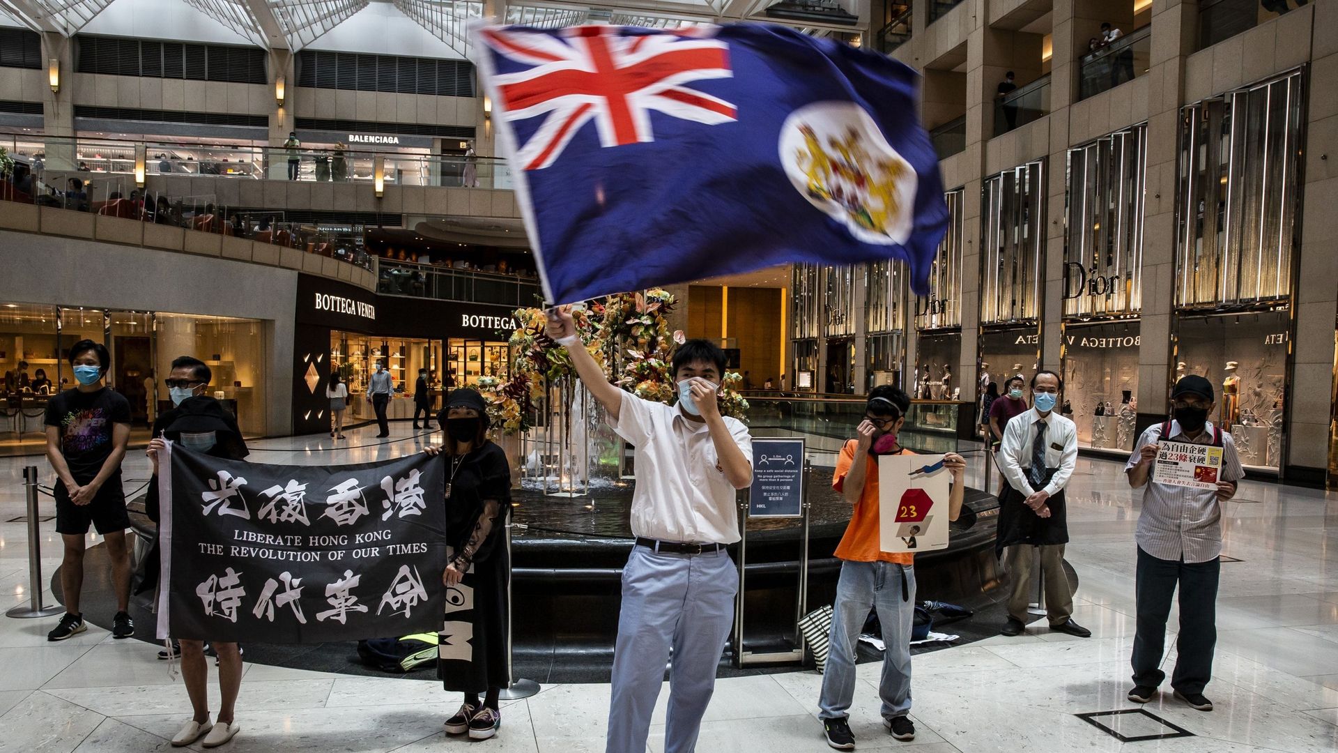 Un manifestant agite un drapeau colonial britannique le 1 juin 2020