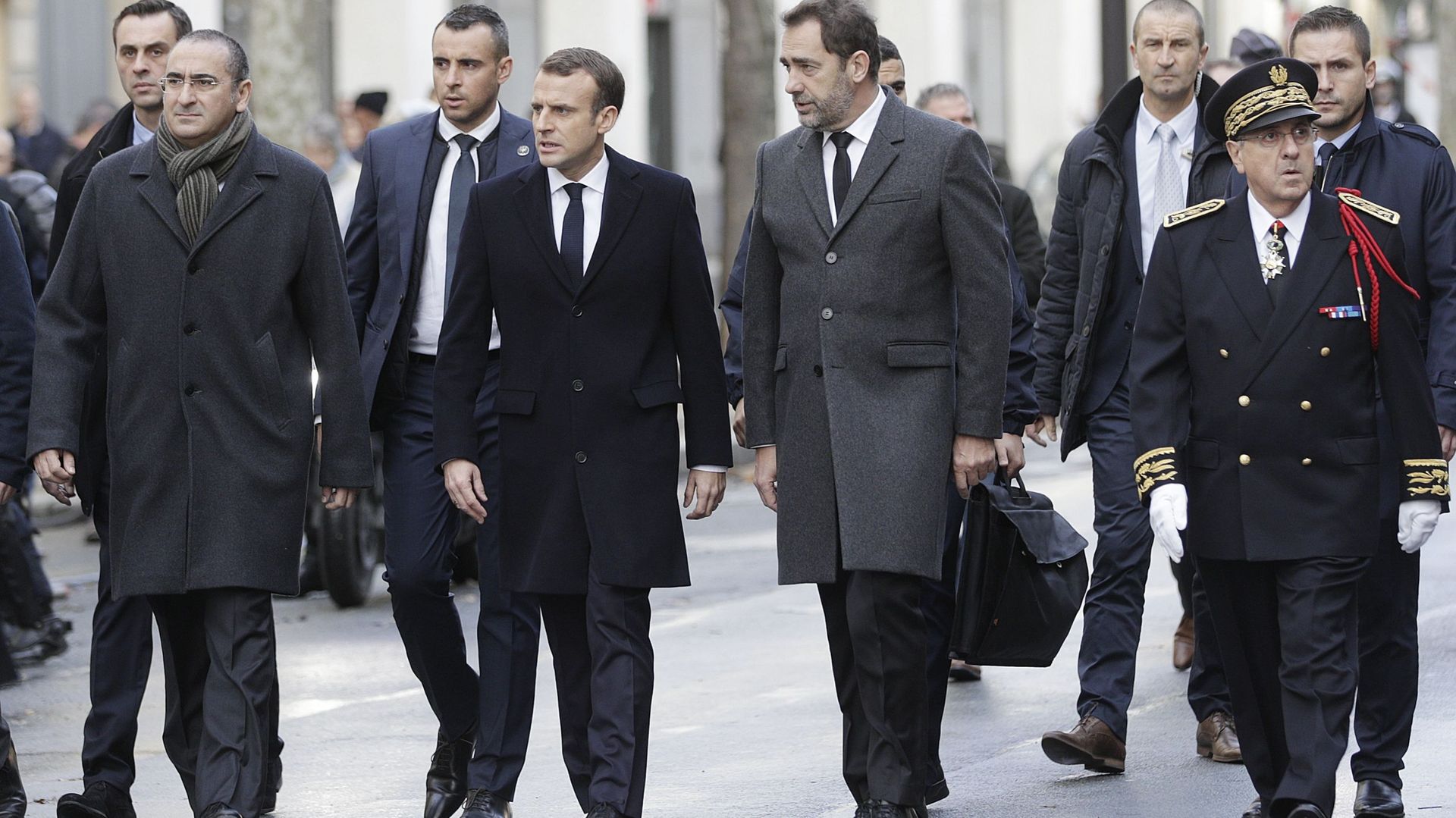 De gauche à droite : Laurent Nuñez (secrétaire d'Etat auprès de ministère de l'intérieur), Emmanuel Macron (Président de la France), Christophe Castaner (Ministre français de l'intérieur) et Michel Delpuech (préfet de police de Paris)