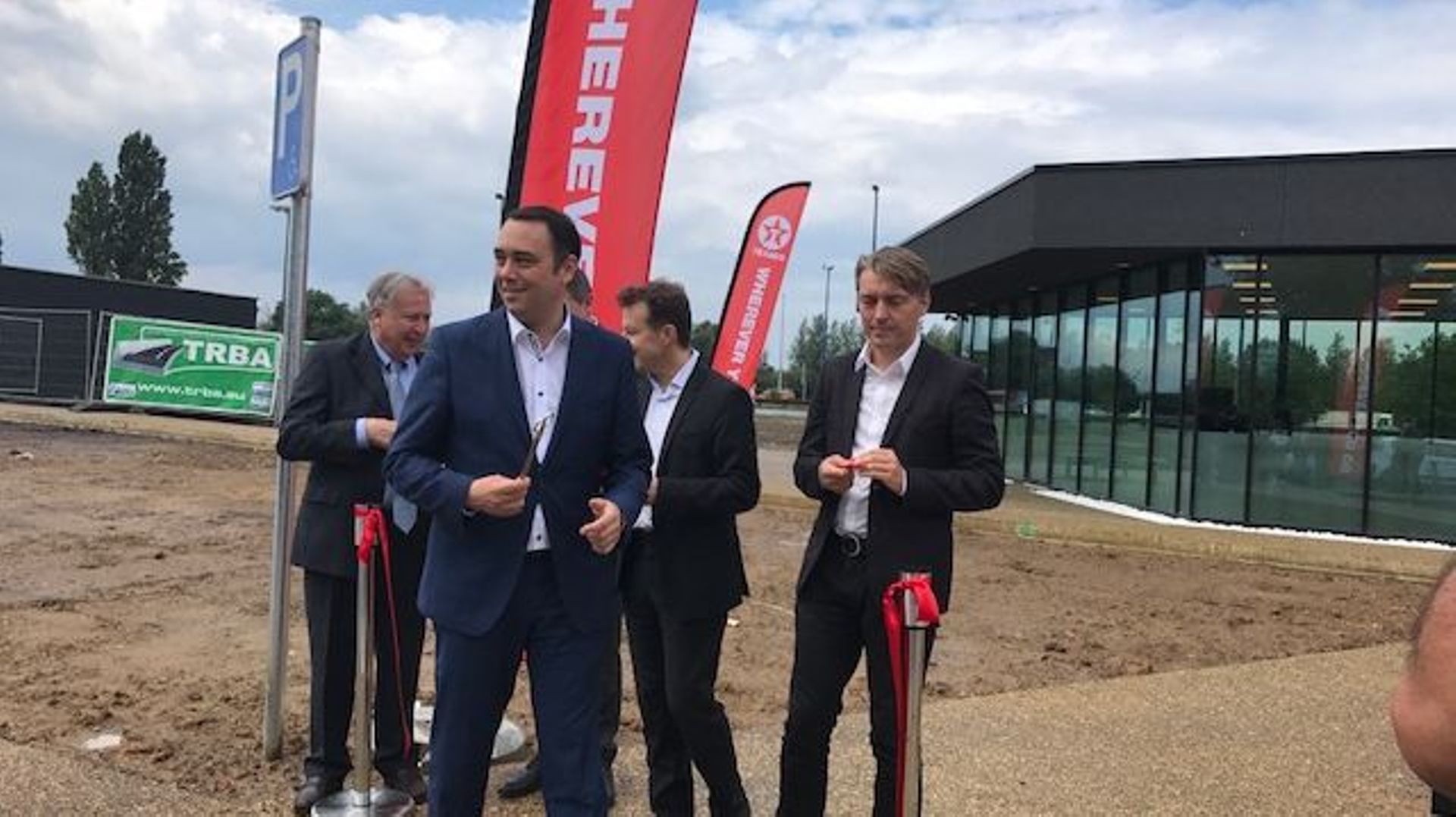 Les ministres Maxime Prévot et Carlo Di Antonio et le bourgmestre d'Hensies Eric Thiébaut sont venus inaugurer la nouvelle aire frontalière