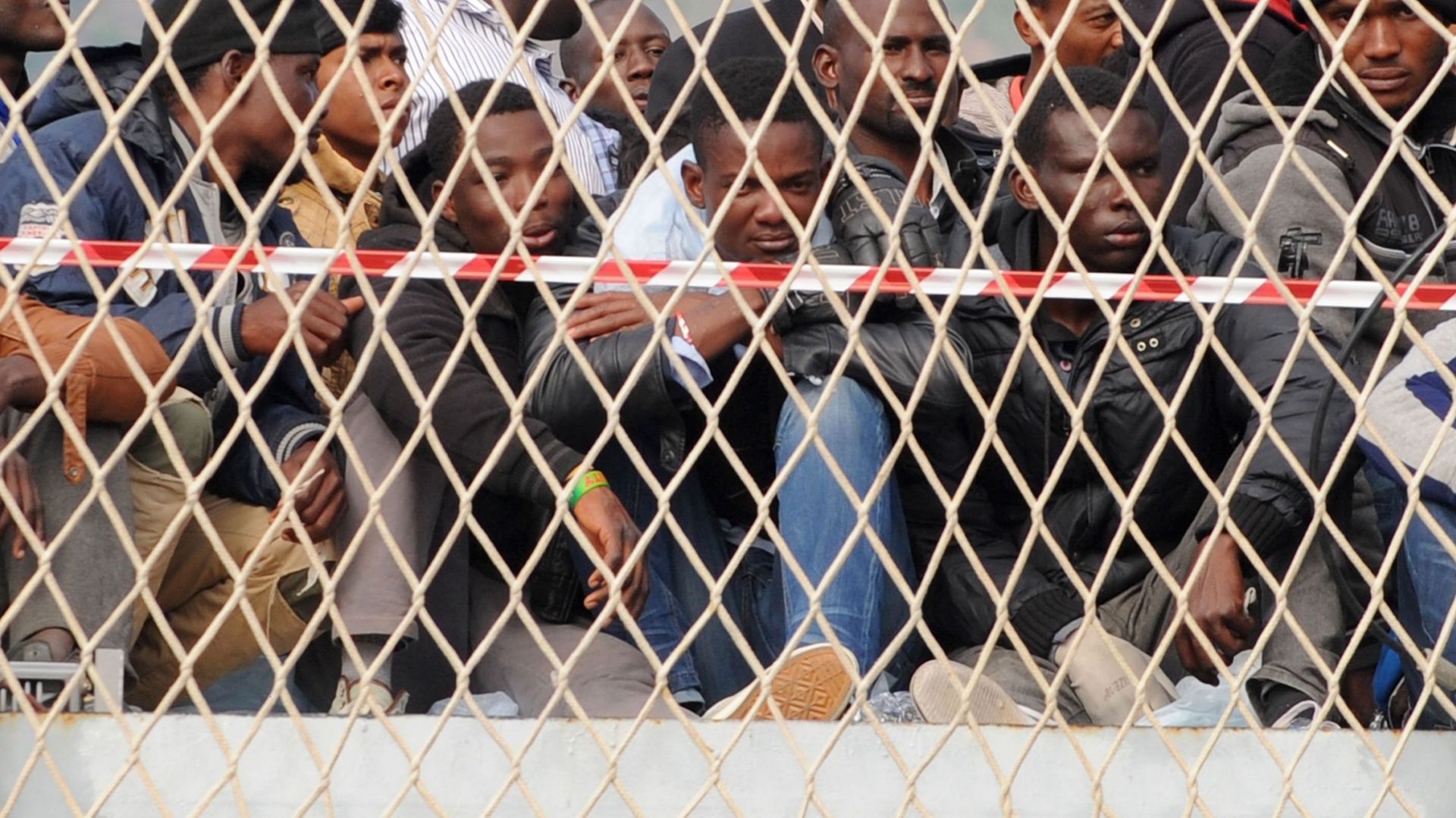 Un navire militaire britannique ramène plus de 600 migrants en Sicile