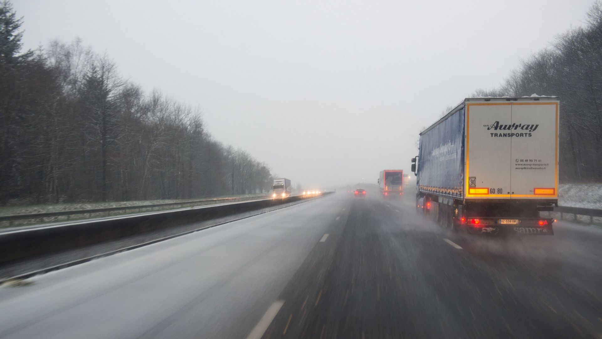 Chutes de neige et brouillard: prudence sur les routes ce samedi matin