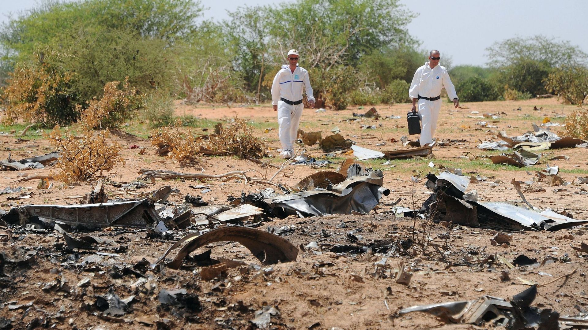 Crash d'Air Algérie: les premiers restes humains sont arrivés à Paris