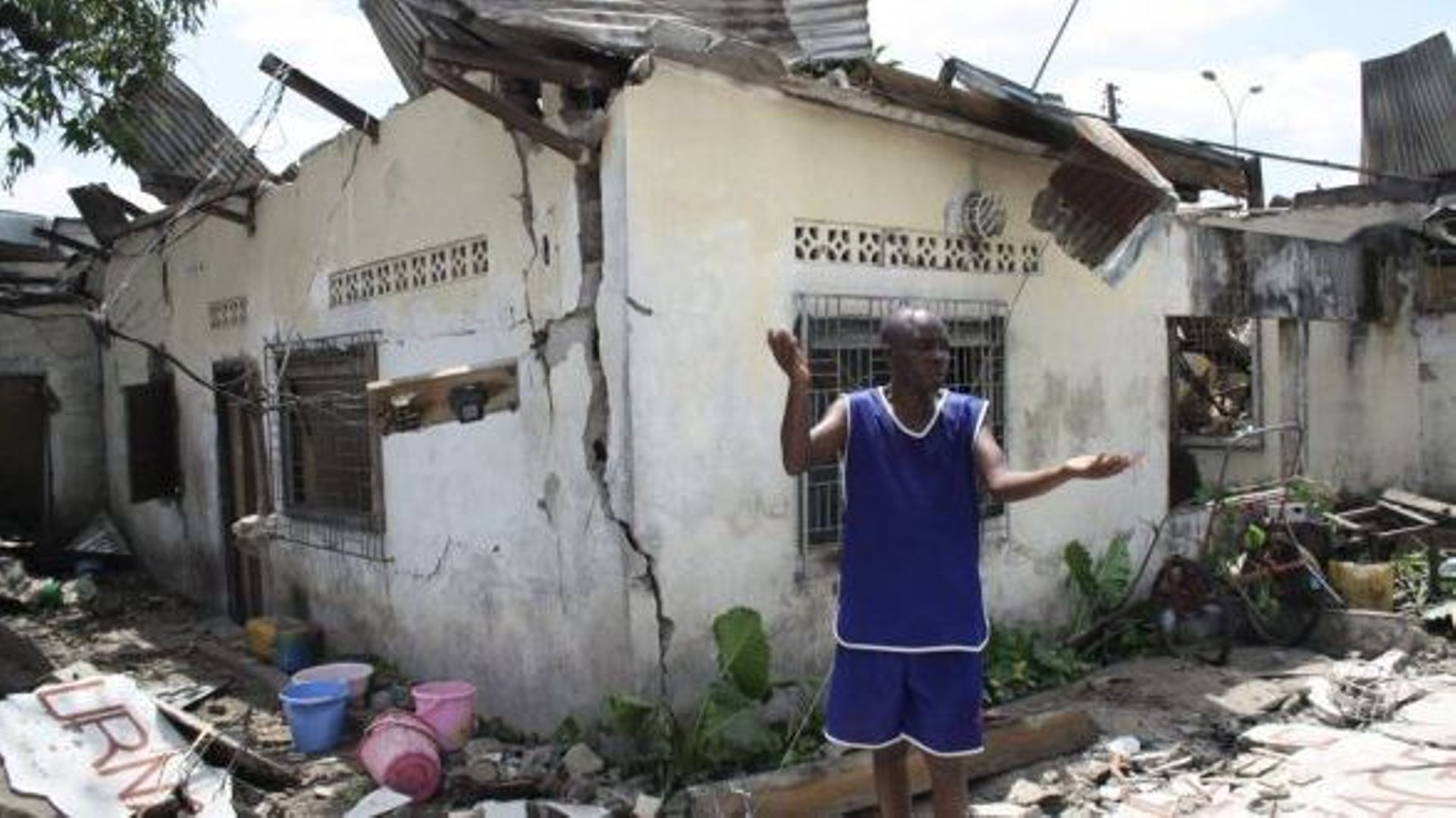 Un homme devant sa maison endommagée par les explosions