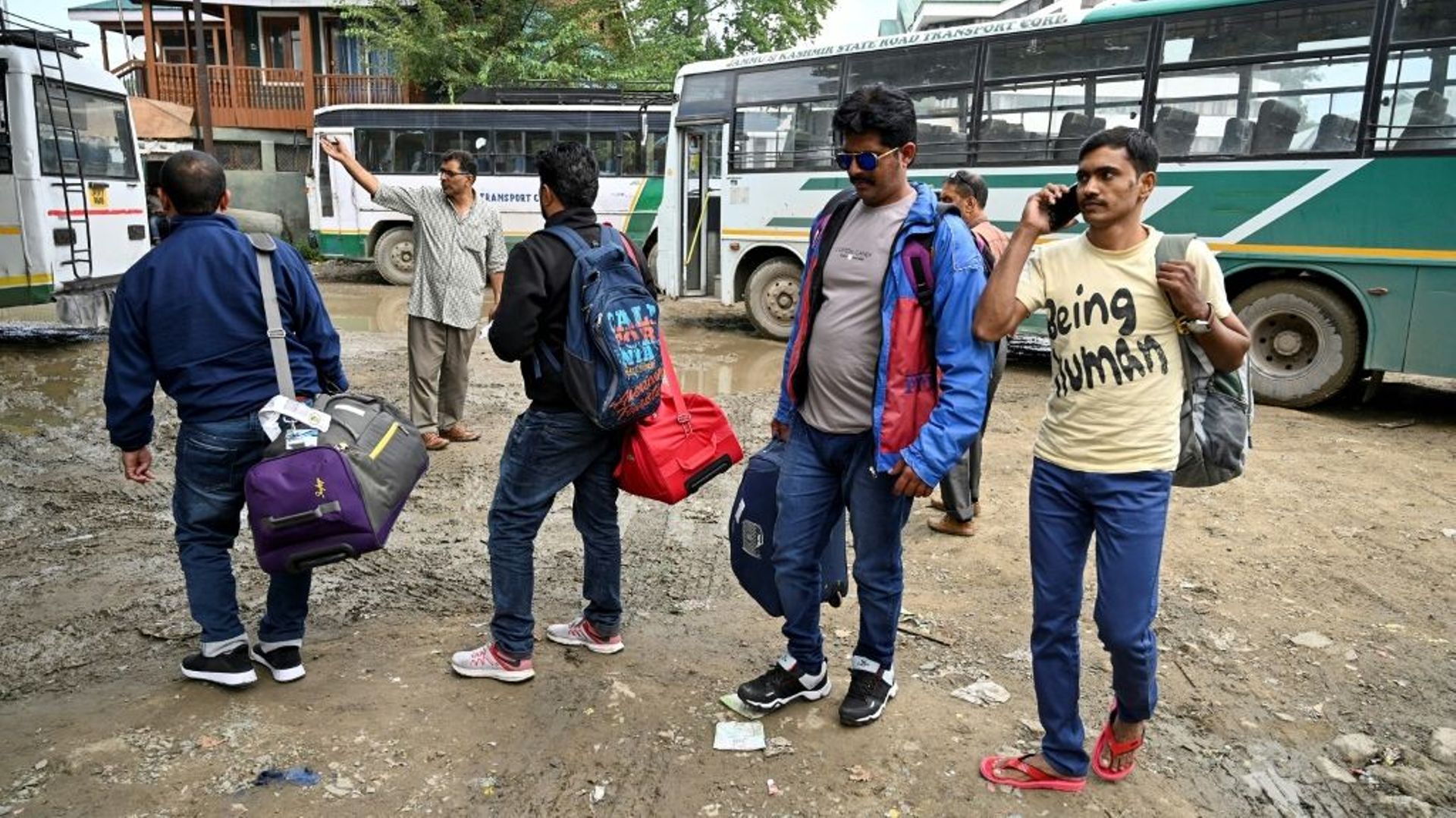 Des touristes s'apprêtent à prendre le bus pour quitter le Cachemire, le 3 août 2019 à Srinagar