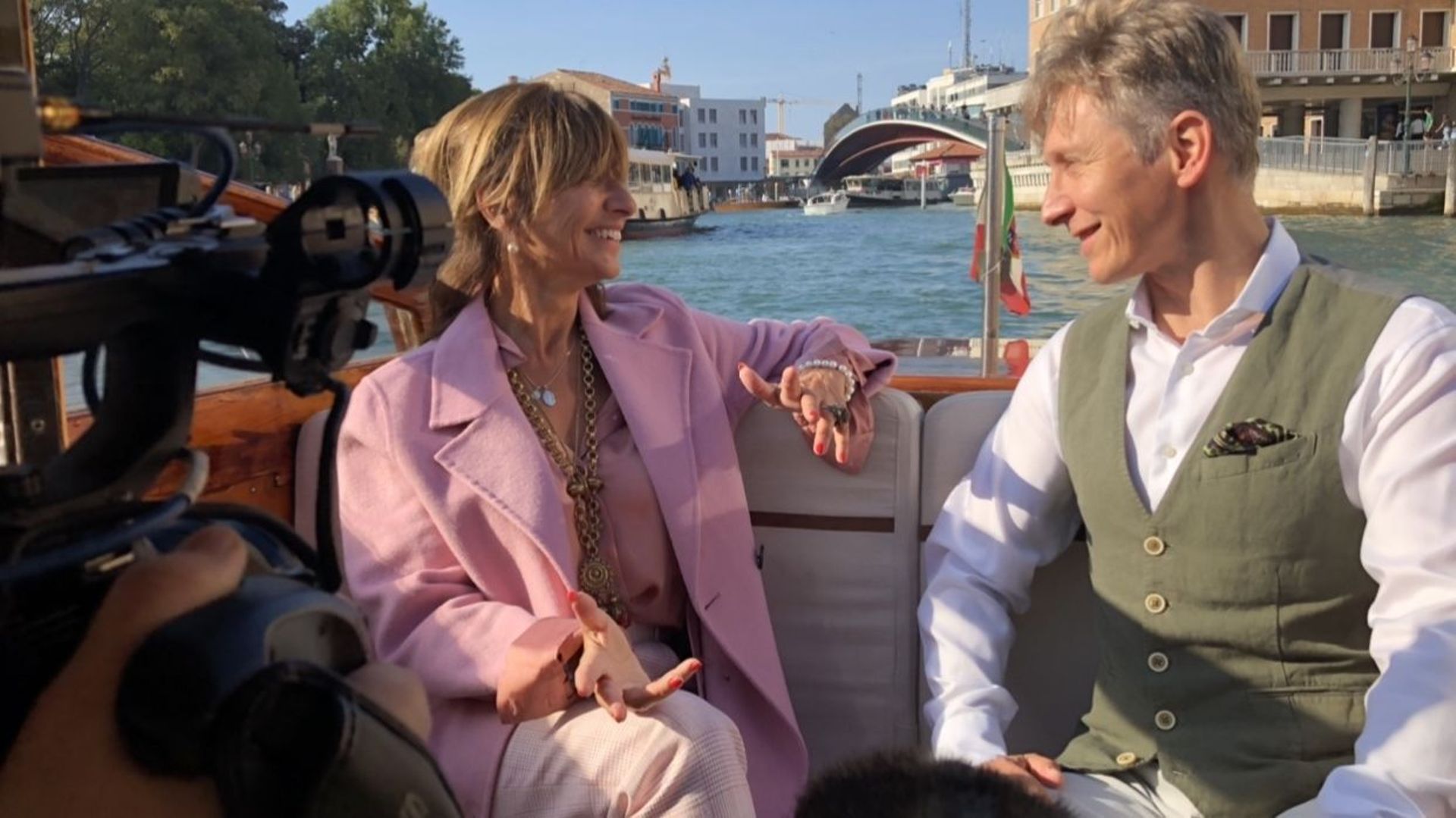 Helmut Lotti emmène Marie-Hélène Vanderborght à bord d'un riva pour sillonner la lagune
