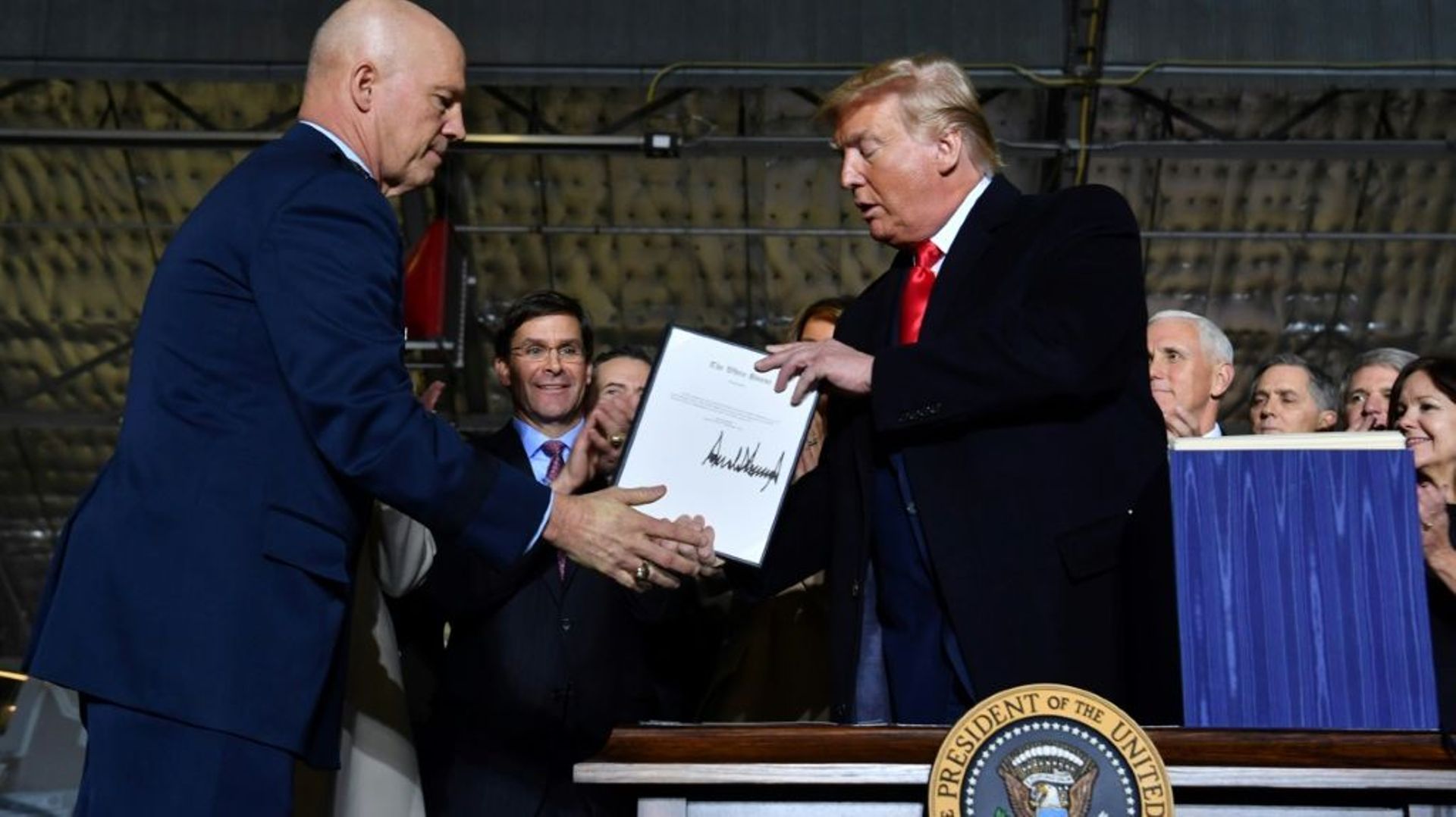 Donald Trump et le général Jay Raymond, le 20 décembre 2019 à la base militaire Andrews dans le Maryland    