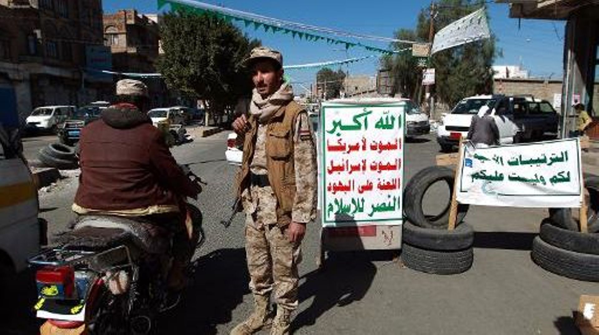 Un milicien houthi à un point de contrôle de Sanaa, le 27 décembre 2014