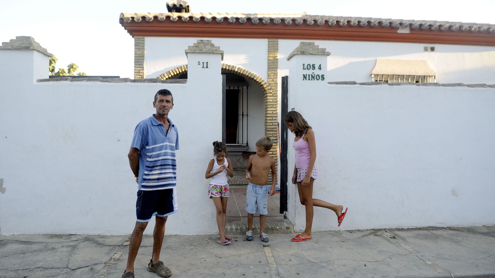 Le chômage frappe l’Andalousie de plein fouet. Un propriétaire devant la maison dont il sera peut-être expulsé.