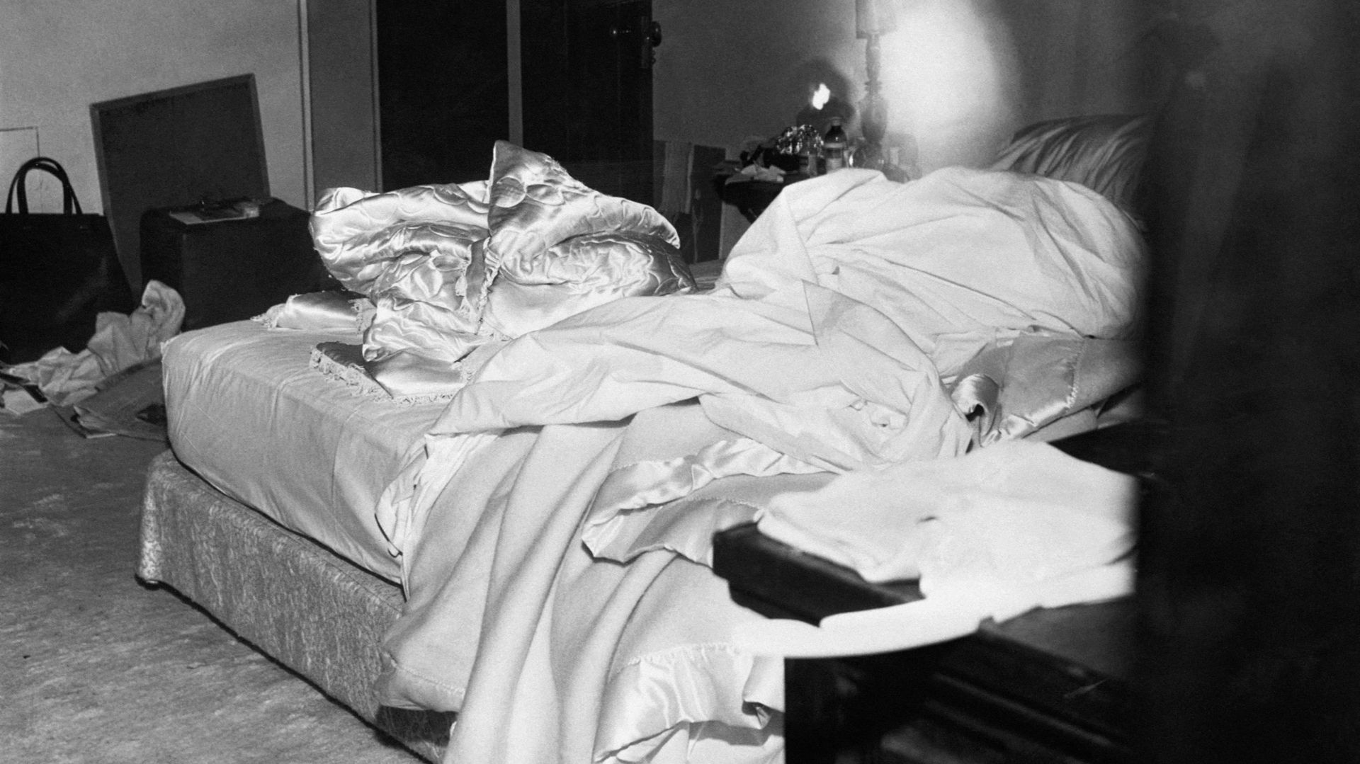 Photo du lit où Marilyn Monroe fut retrouvée morte le 5 août 1962, dans sa maison de Brentwood, à Los Angeles.