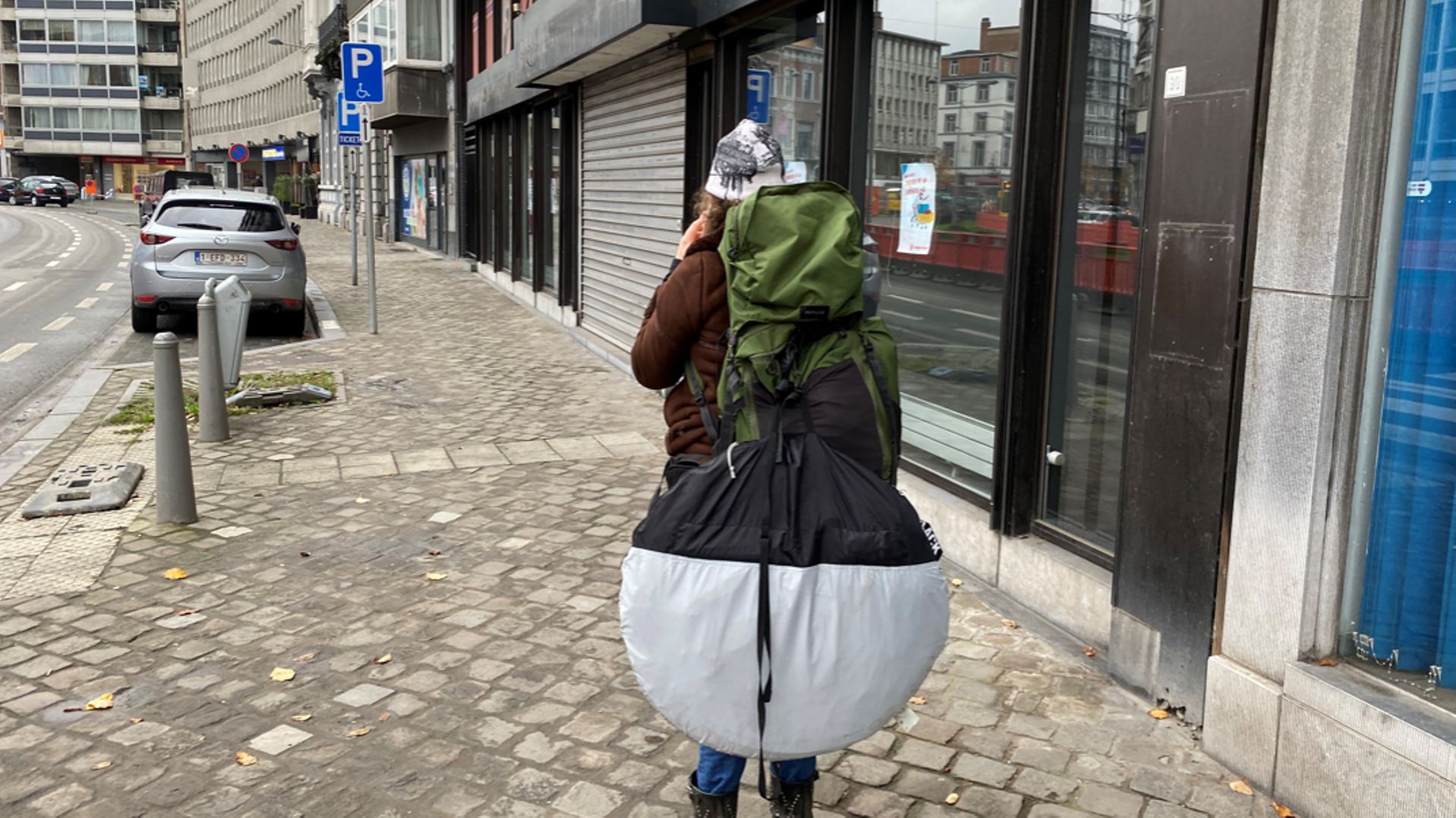 Dans la rue à Liège, Kayu, qui est sans-abri, marche parfois la nuit et dort le jour parce qu'elle a peur.