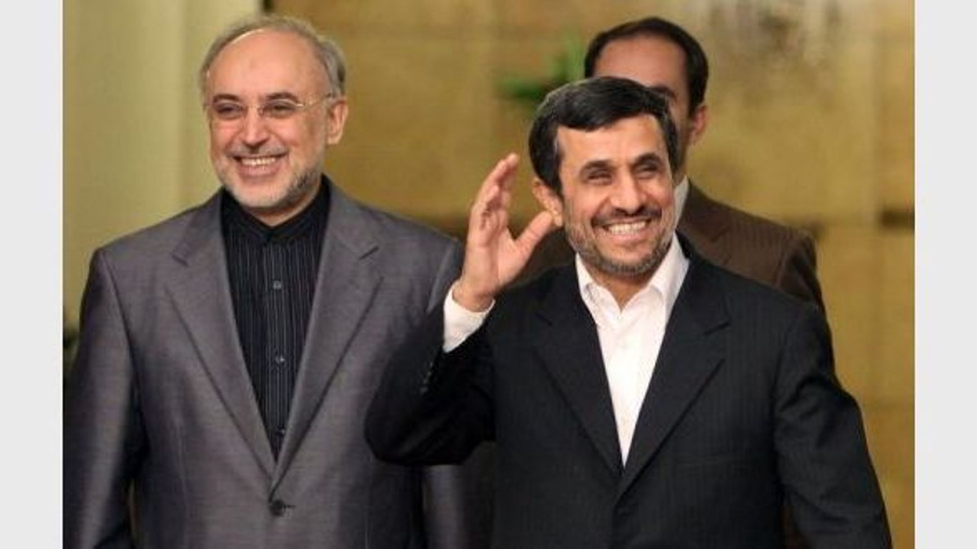 Le président iranien Mahmoud Ahmadinejad (D) et son ministre des Affaires étrangères, Ali Akbar Salehi, le 5 janvier 2012 à Téhéran