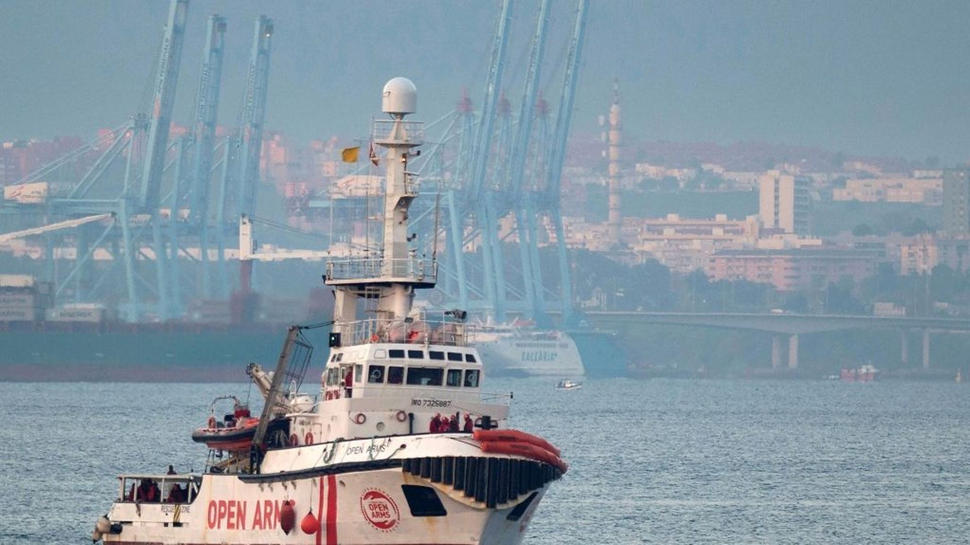 Le bateau de l'ONG Proactiva Open Arms approche du port d'Algésiras, dans le sud de l'Espagne, le 28 décembre 2018
