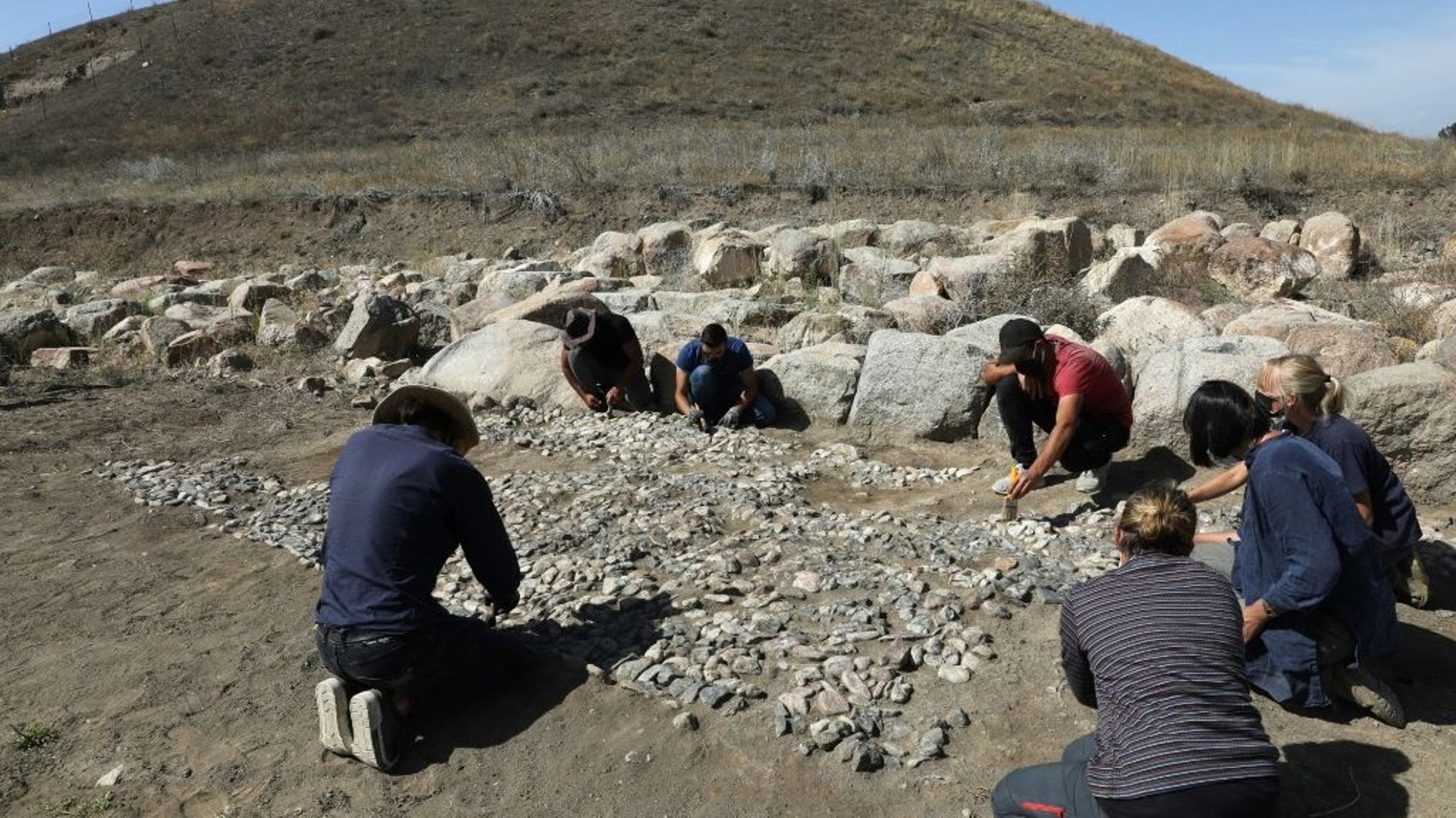 Des archéologues travaillent sur le site d'Usakli Hoyuka qui a permis la découverte d'un pavé vieux de 3.500 ans, considéré comme "l'ancêtre" des mosaïques méditerranéennes, le 21 septembre 2021 en Turquie