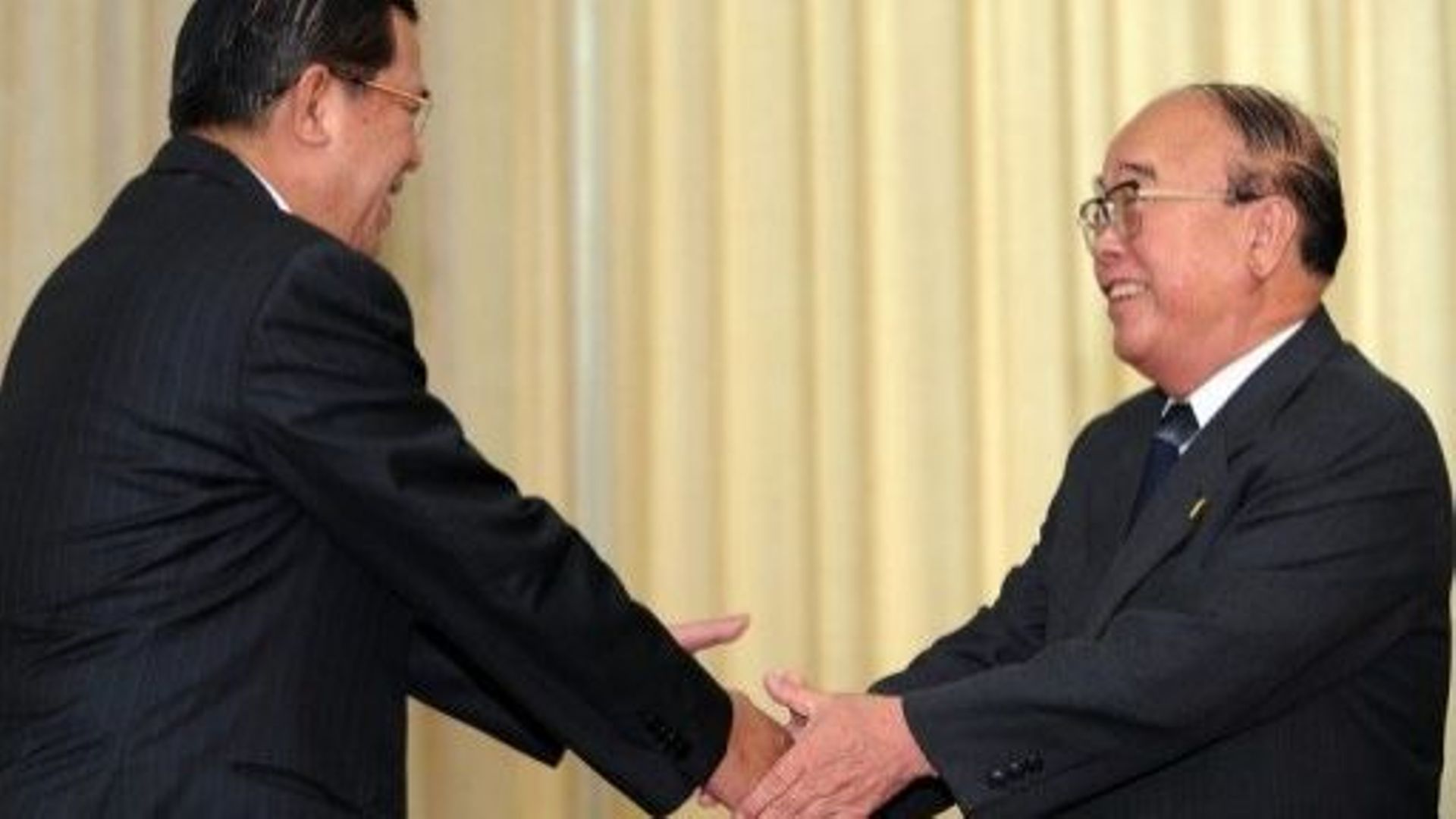Le chef de la diplomatie nord-coréenne, Pak Ui-Chun (d) serre la main du ministre cambodgien des Affaires étrangères à Pnnom Penh le 14 juillet