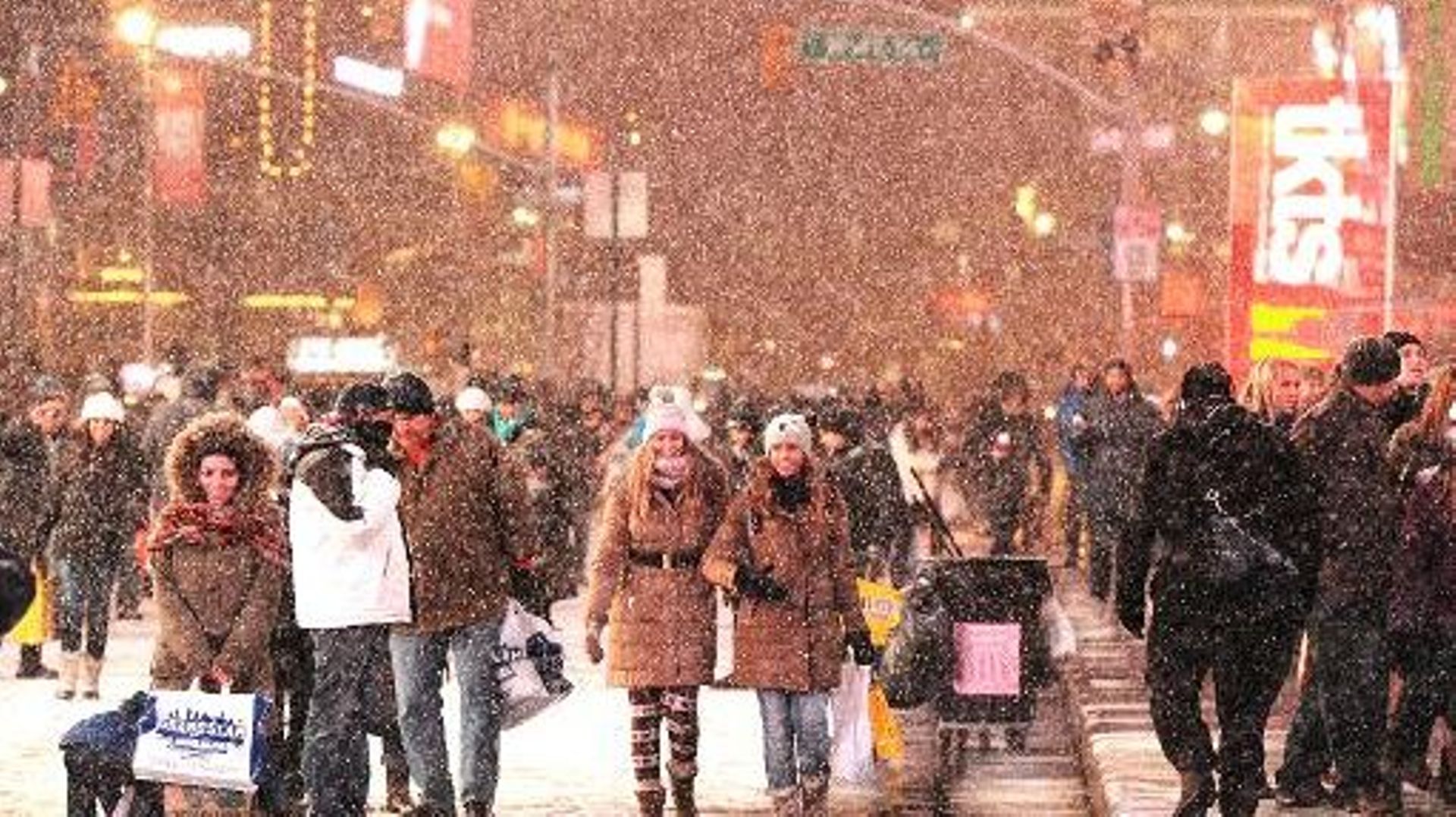 Des passants sous la neige le 2 janvier 2014 Times Square à Brodway 