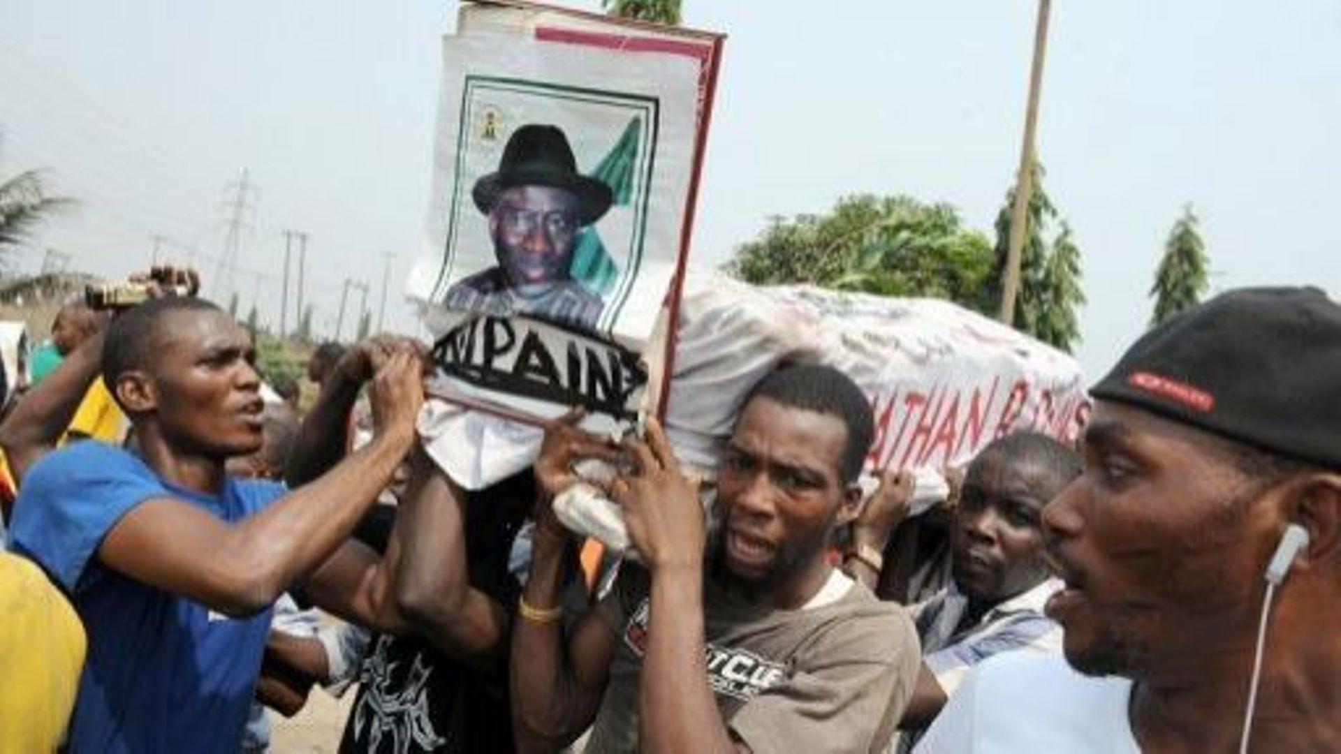 Des manifestants brandissent un portrait et un cercueil factice du président nigérian Goodluck Jonathan, le 12 janvier 2012 à Lagos