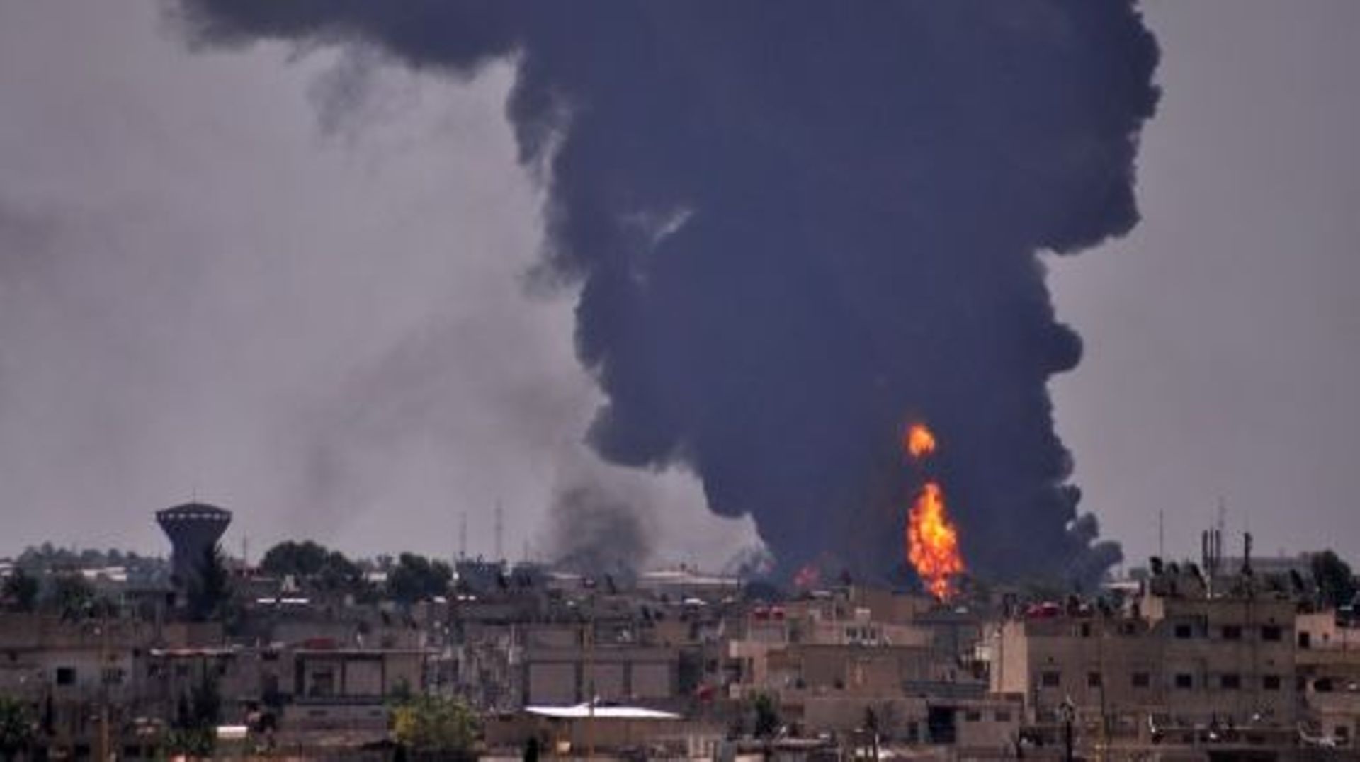 De la fumée s'élève de la ville syrienne de Hasakeh après un bombardement du groupe Etat islamique, le 28 juin 2015.
