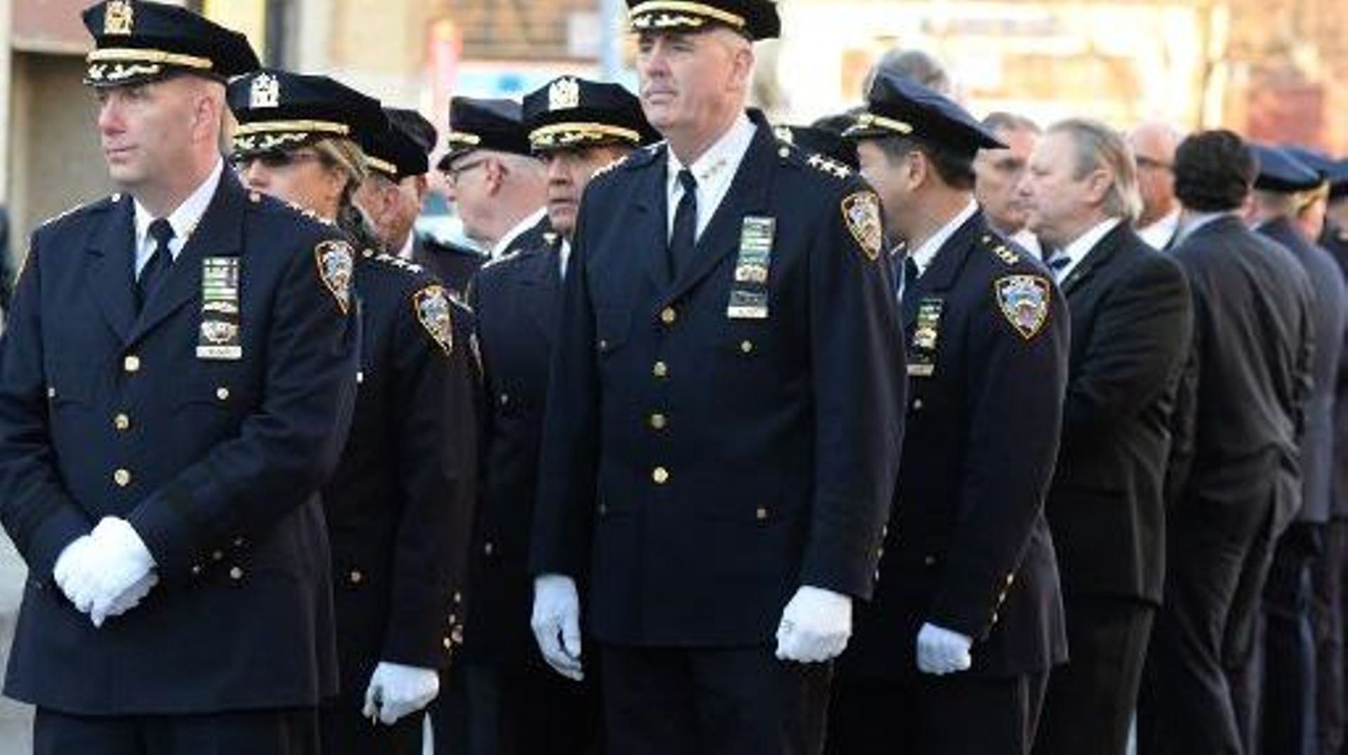 Des policiers de New York assistent à la veillée de leur collègue, le policier Rafael Ramos, assassiné la semaine précédente, le 26 décembre 2014 à New York