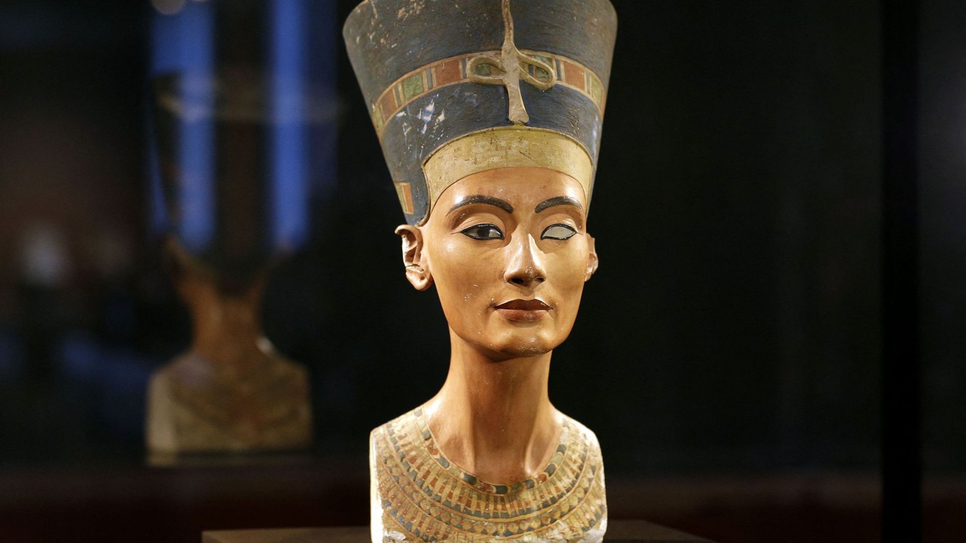 Le buste inachevé de Néfertiti est conservé au Neues Museum de Berlin