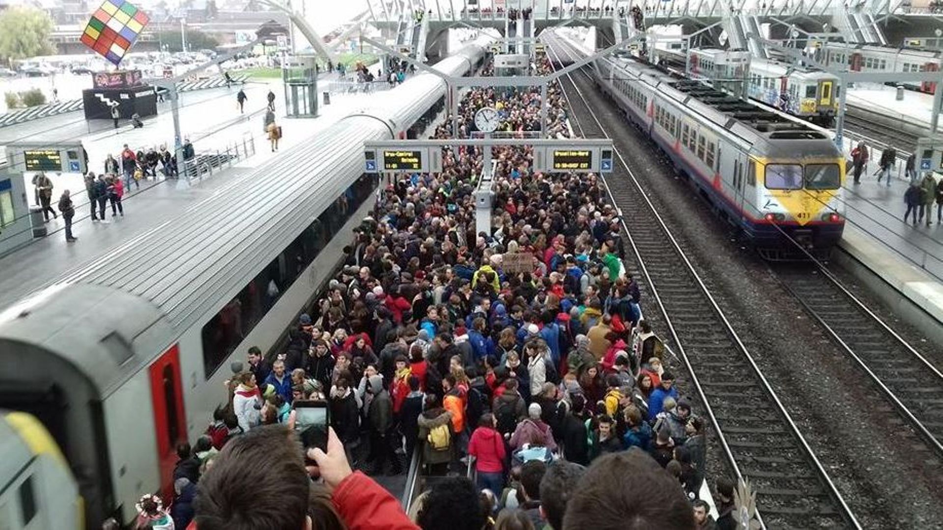 "Gestion catastrophique": la SNCB accusée de ne pas avoir prévu assez de trains en vue de la Marche pour le climat