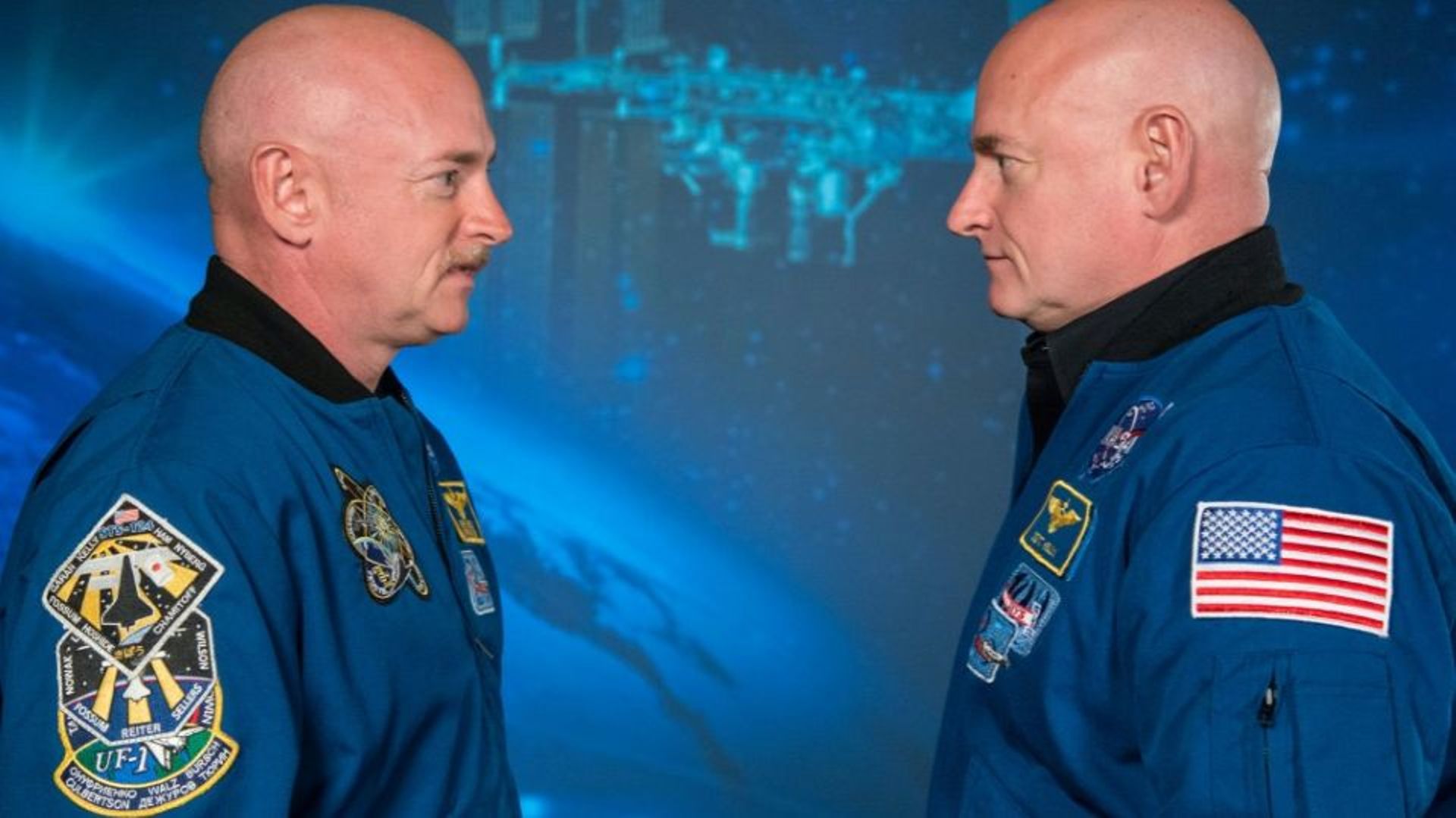 Les astronautes américains Scott Kelly (à droite), qui a passé un an dans la Station spatiale internationale, et son frère jumeau Mark Kelly