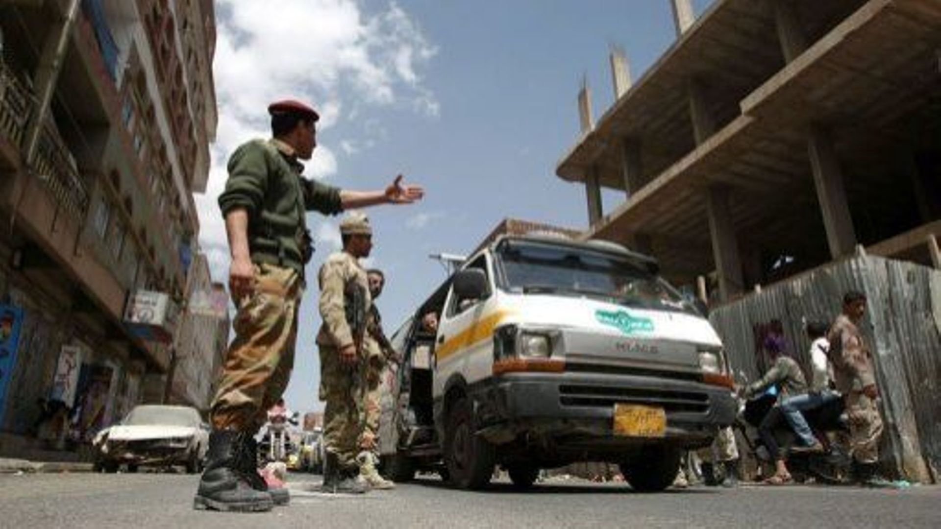 Des soldats yéménites inspectent une voiture à un poste de contrôle le 3 mars 2012 à Sanaa