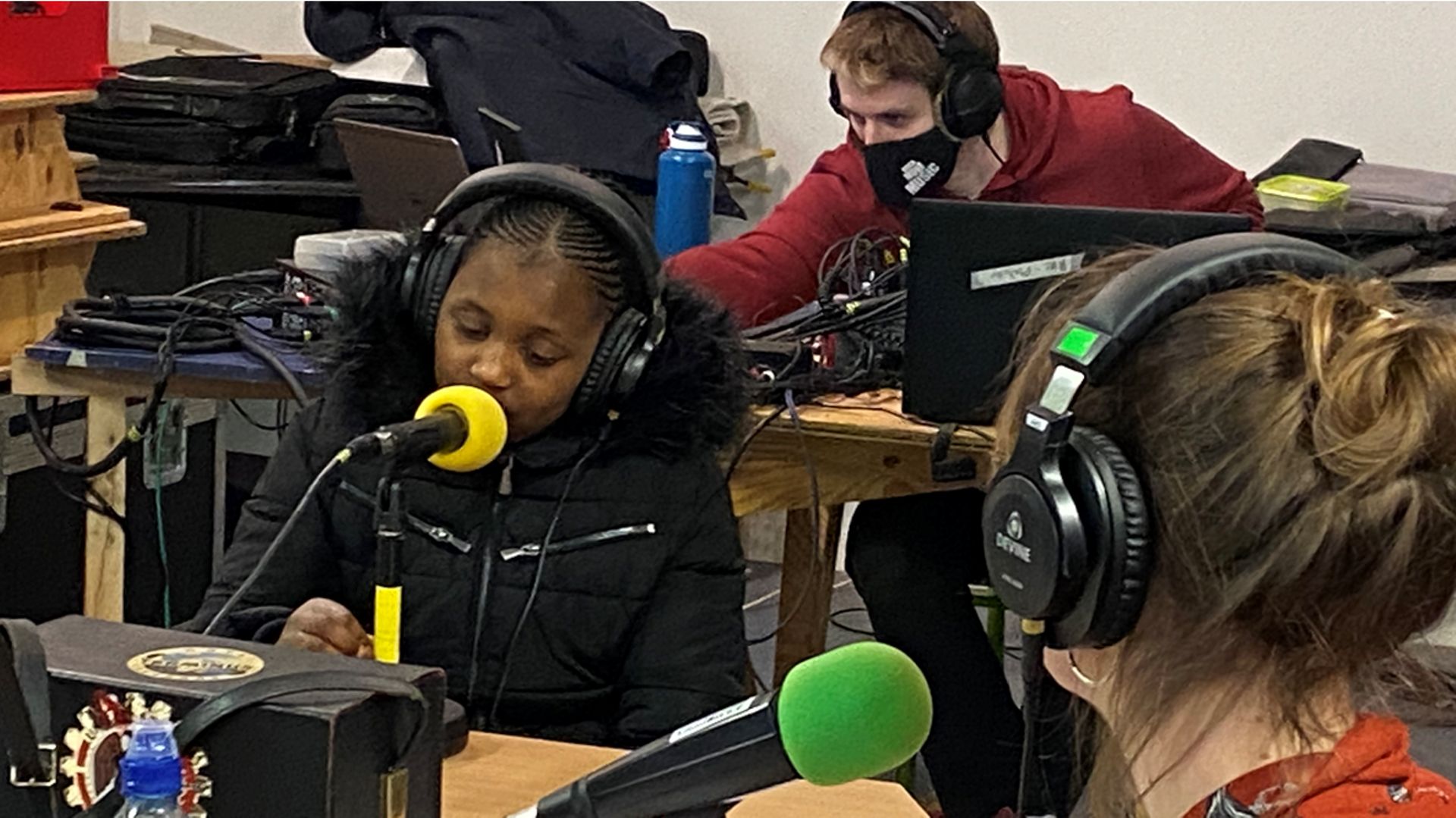 Kadiatou, 9 ans et demi dans le studio de Radio Marie-Christine, présente sa création radiophonique portant sur le droit des enfants.