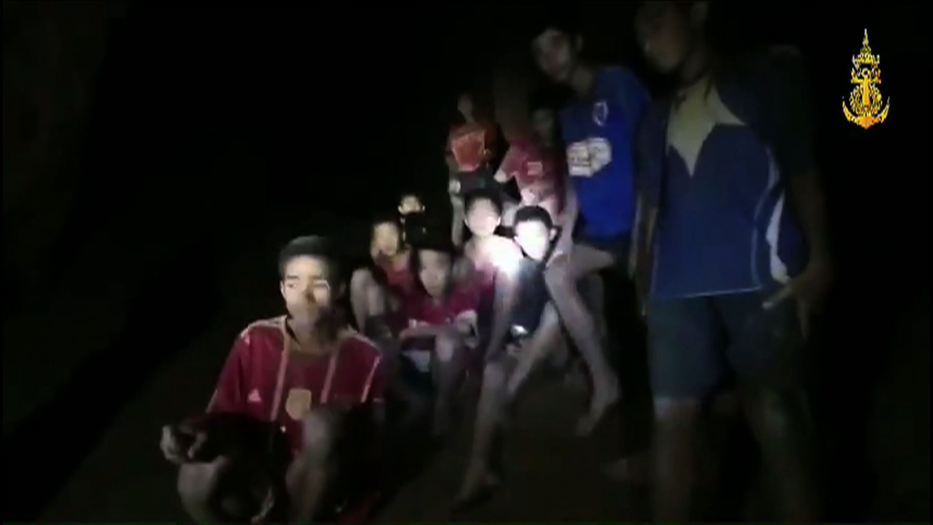 Une photo prise par la Royal Thai Navy  le 2 juillet, montrant les enfants retenus dans la grotte de Tham Luang de Khun Nam.