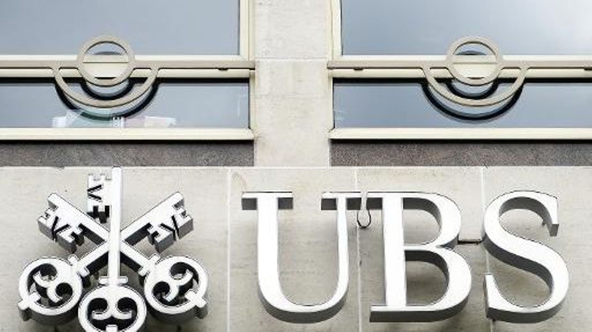 Le logo de la banque suisse UBS au siège de sa filiale UBS Belgique à Bruxelles le 19 juin 2014