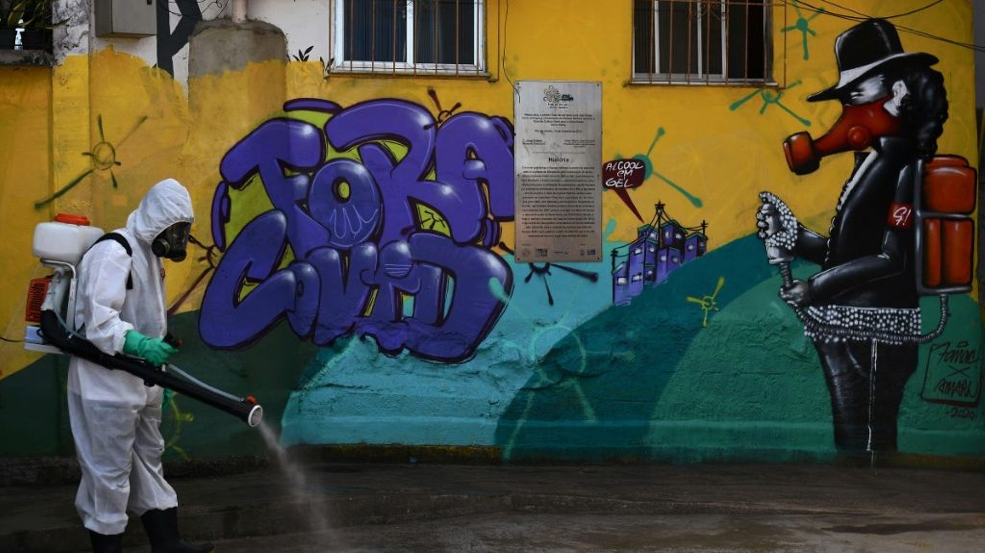 Opération de désinfection dans une favela de Rio de Janeiro, le 1er août 2020 au Brésil