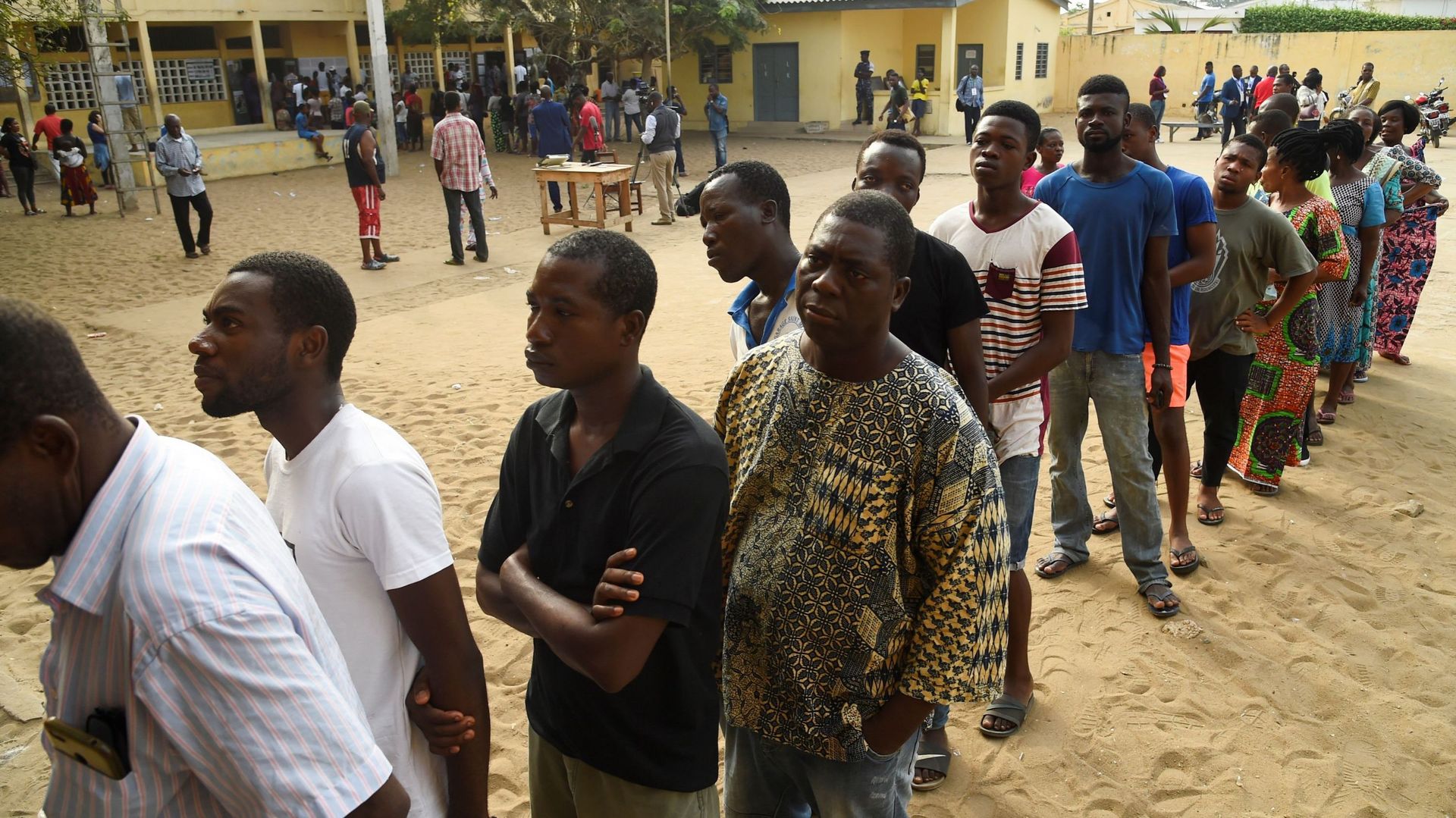 Au Togo, les files d'attente commencent à se former aux abords des bureaux de  vote.