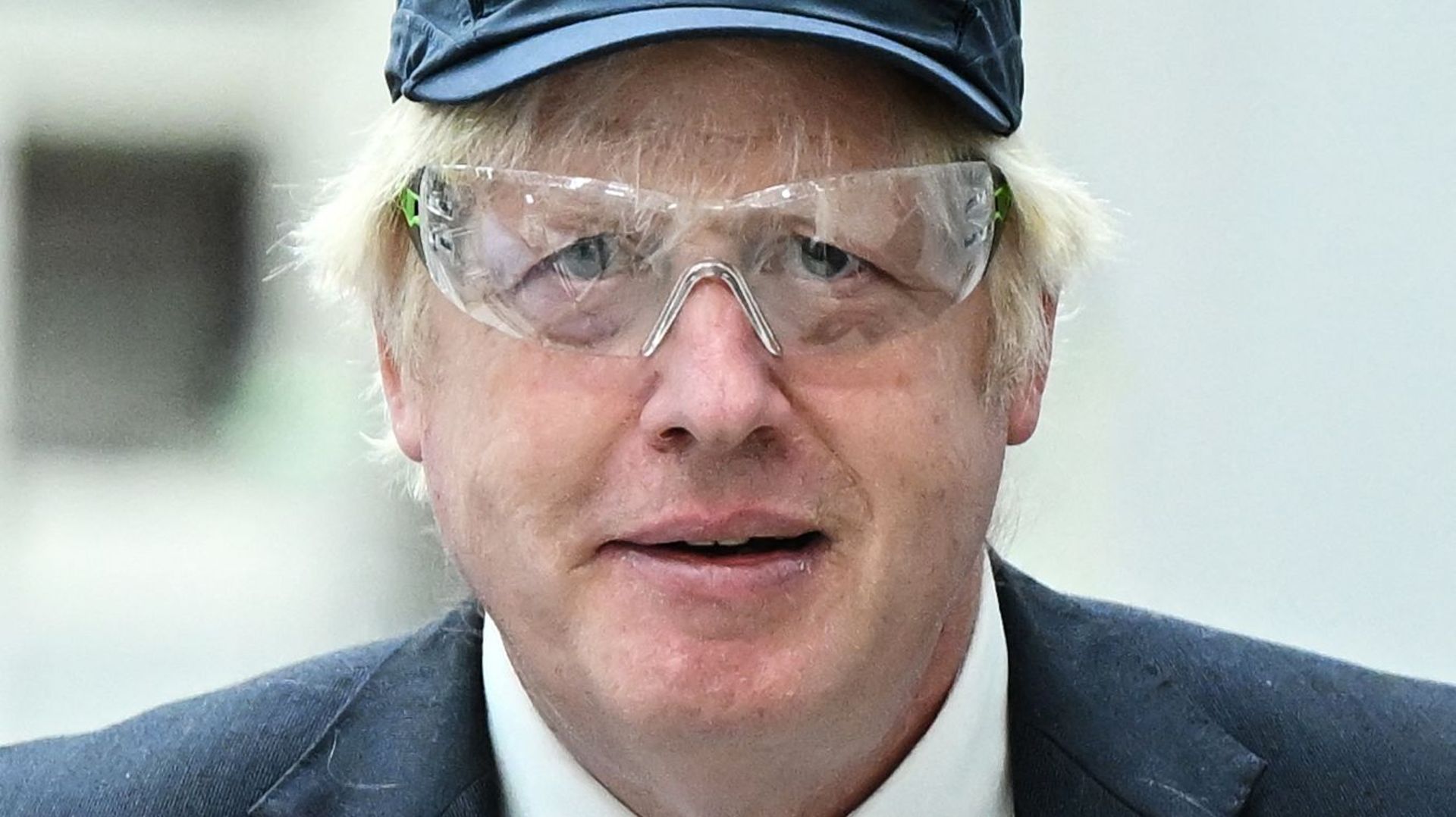 Boris Johnson le 12 août 2022 dans une usine Airbus à Chester