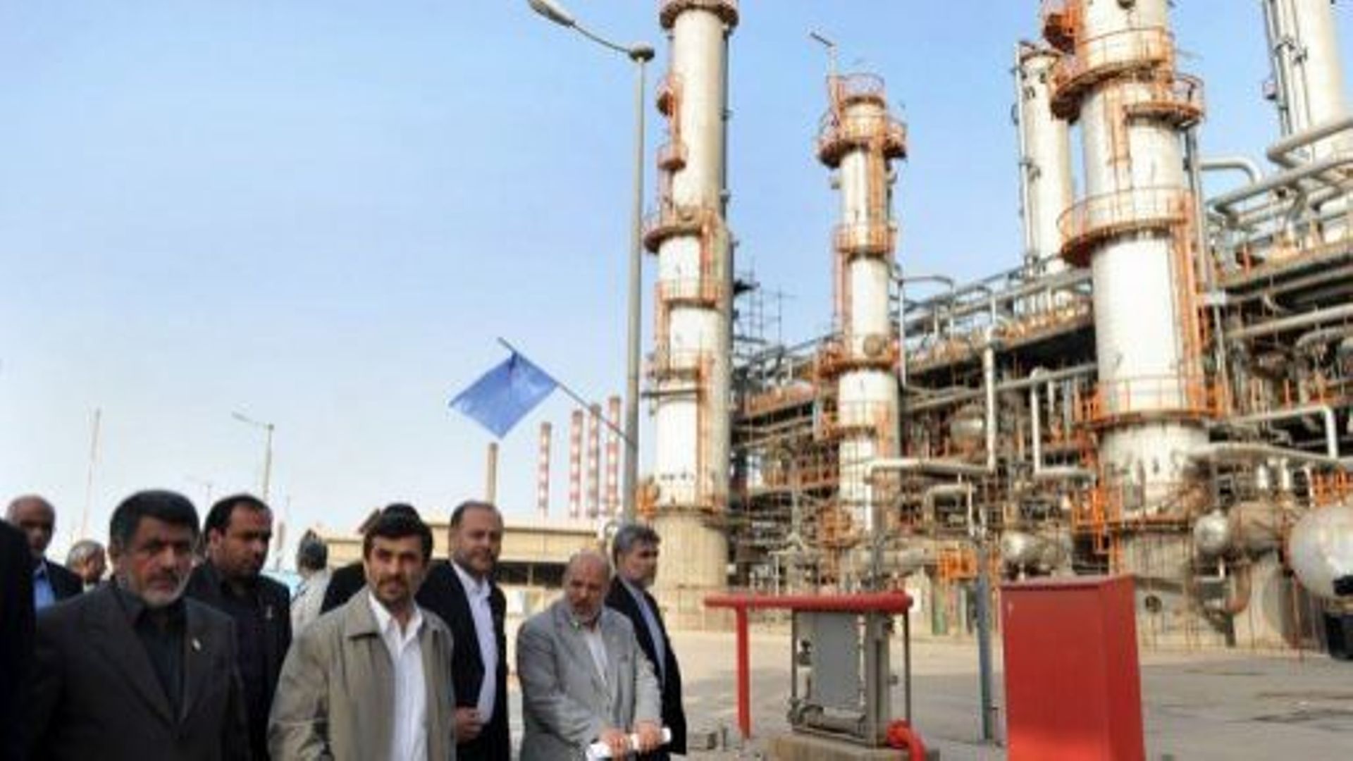 Le président iranien Mahmoud Ahmadinejad (C) visite la raffinerie de Abadan (sud-ouest), le 24 mai 2012
