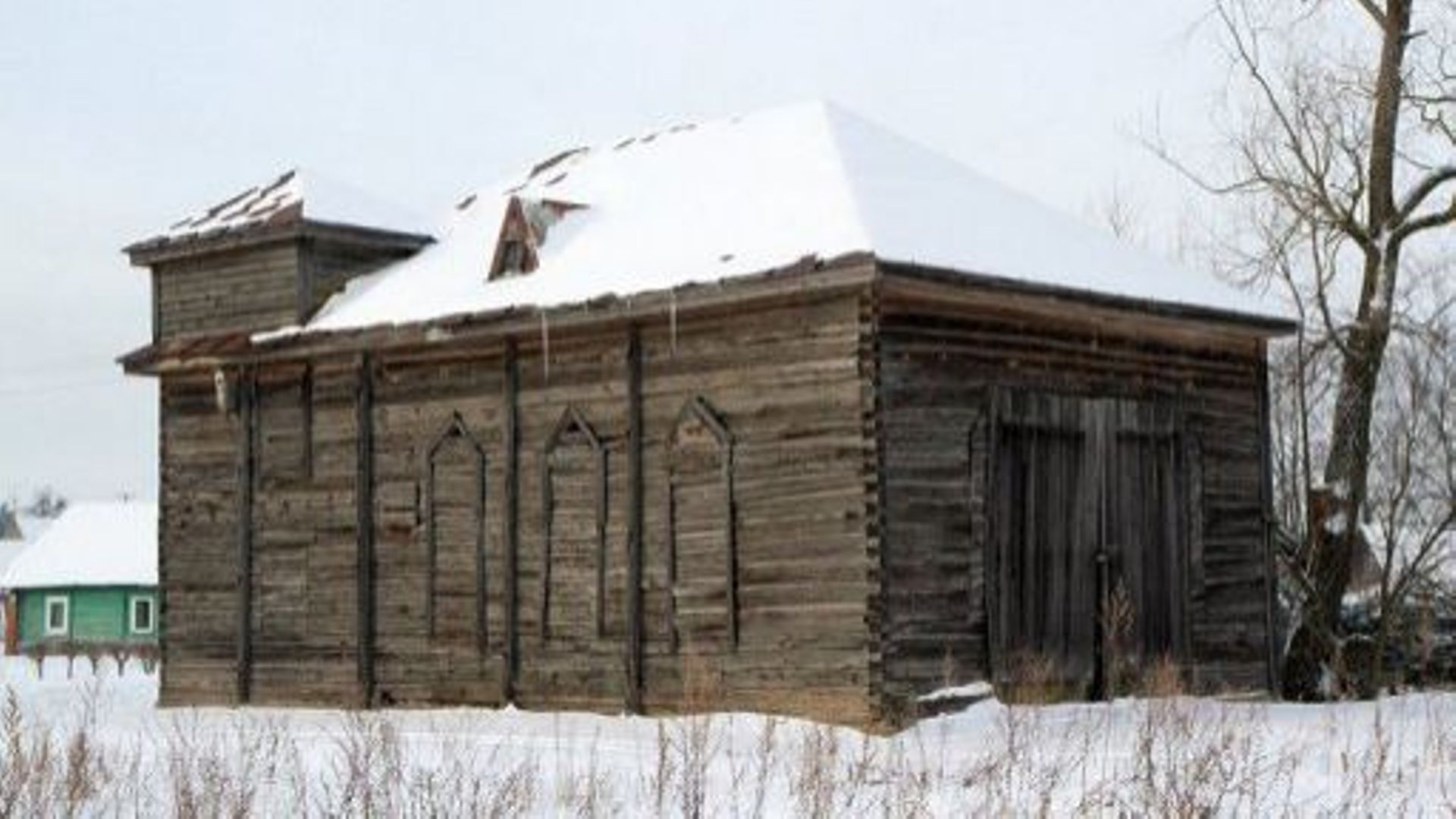 Une ancienne synagogue en bois, utilisée désormais comme remise, à Kurkliai en Lituanie, le 23 mars 2013