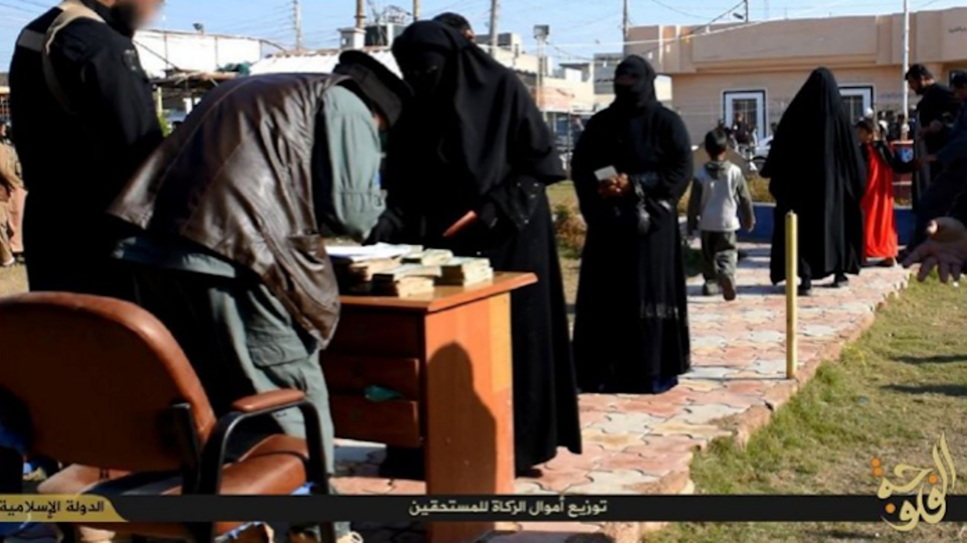 Récolte de la zakât (aumône légale, un des piliers de l'islam) dans la province de Fallujah.