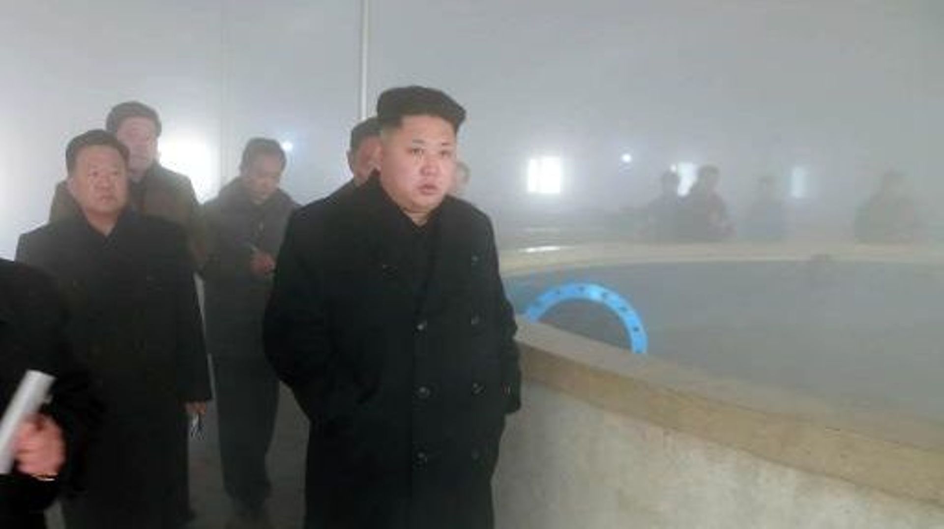 Photo fournie par l'agence de presse officielle nord-coréenne montrant Kim Jong-Un visitant une ferme piscicole de Pyongyang, le 23 décembre 2014