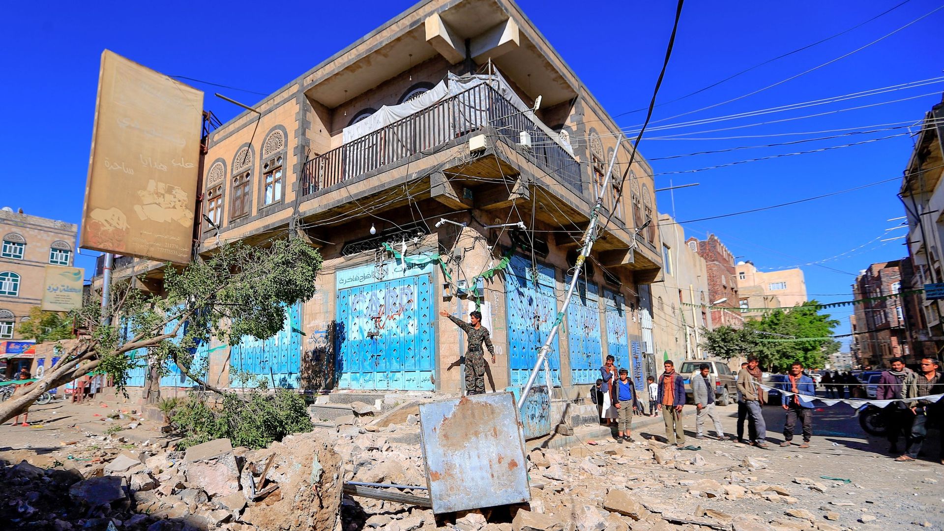 Des Yéménites inspectent les dégâts suite à une frappe aérienne de nuit signalée par la coalition dirigée par l'Arabie saoudite ciblant Sanaa, la capitale des rebelles houthi, le 24 décembre 2021.