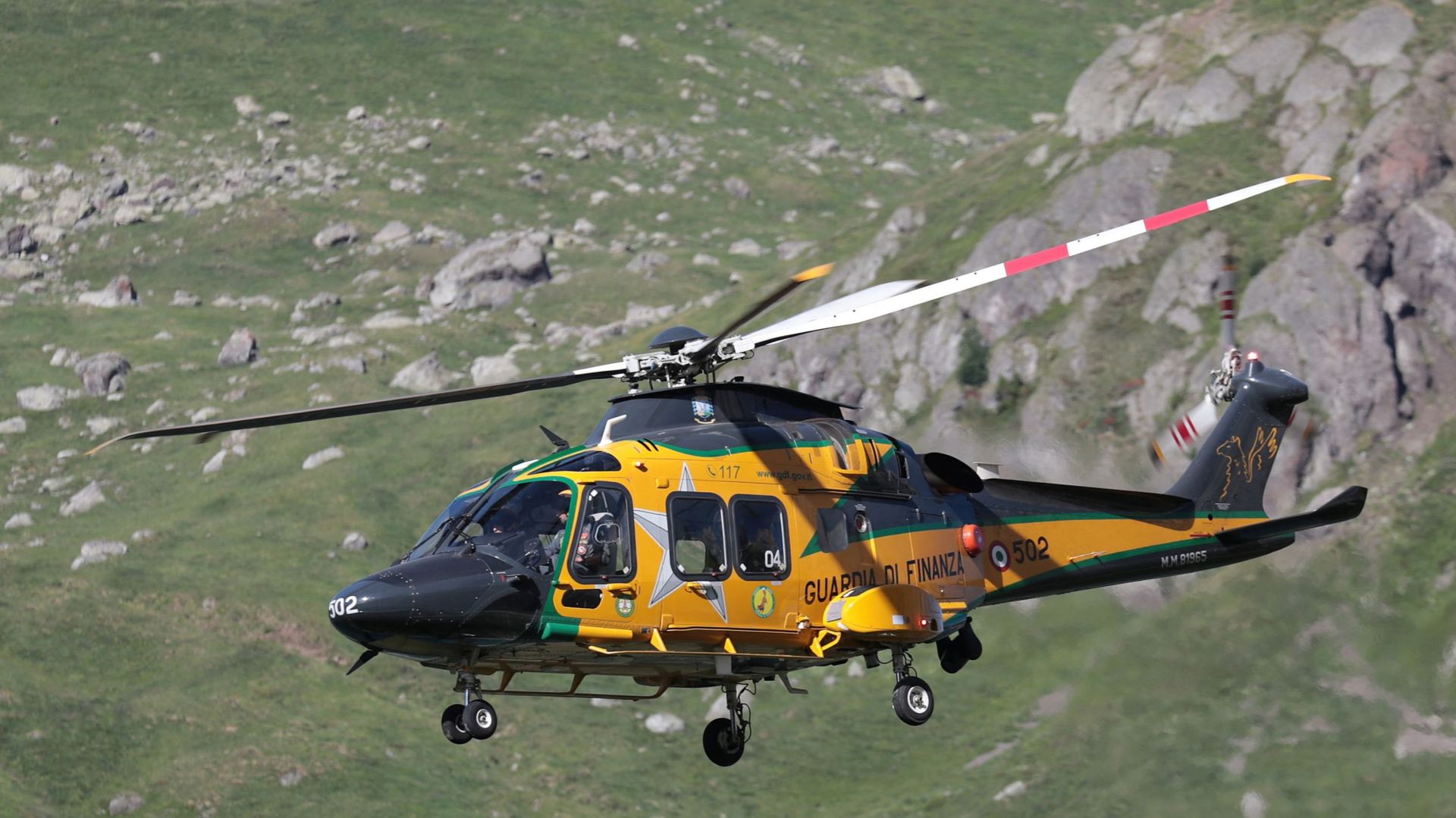 Les hélicoptère « Guardia di Finanzia » volent au-dessus de la montagne Marmolada, près de Canazei, un jour après l’effondrement d’un sérac de glace.