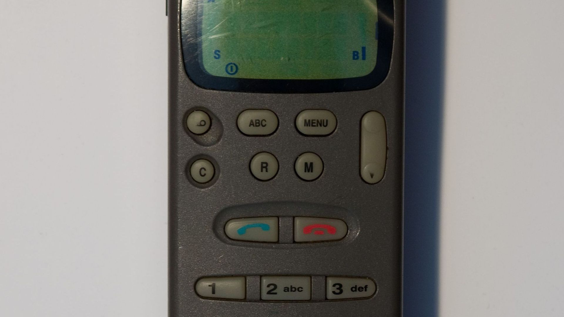 C'est grâce au Nokia 1011 qu'a été envoyé le premier SMS