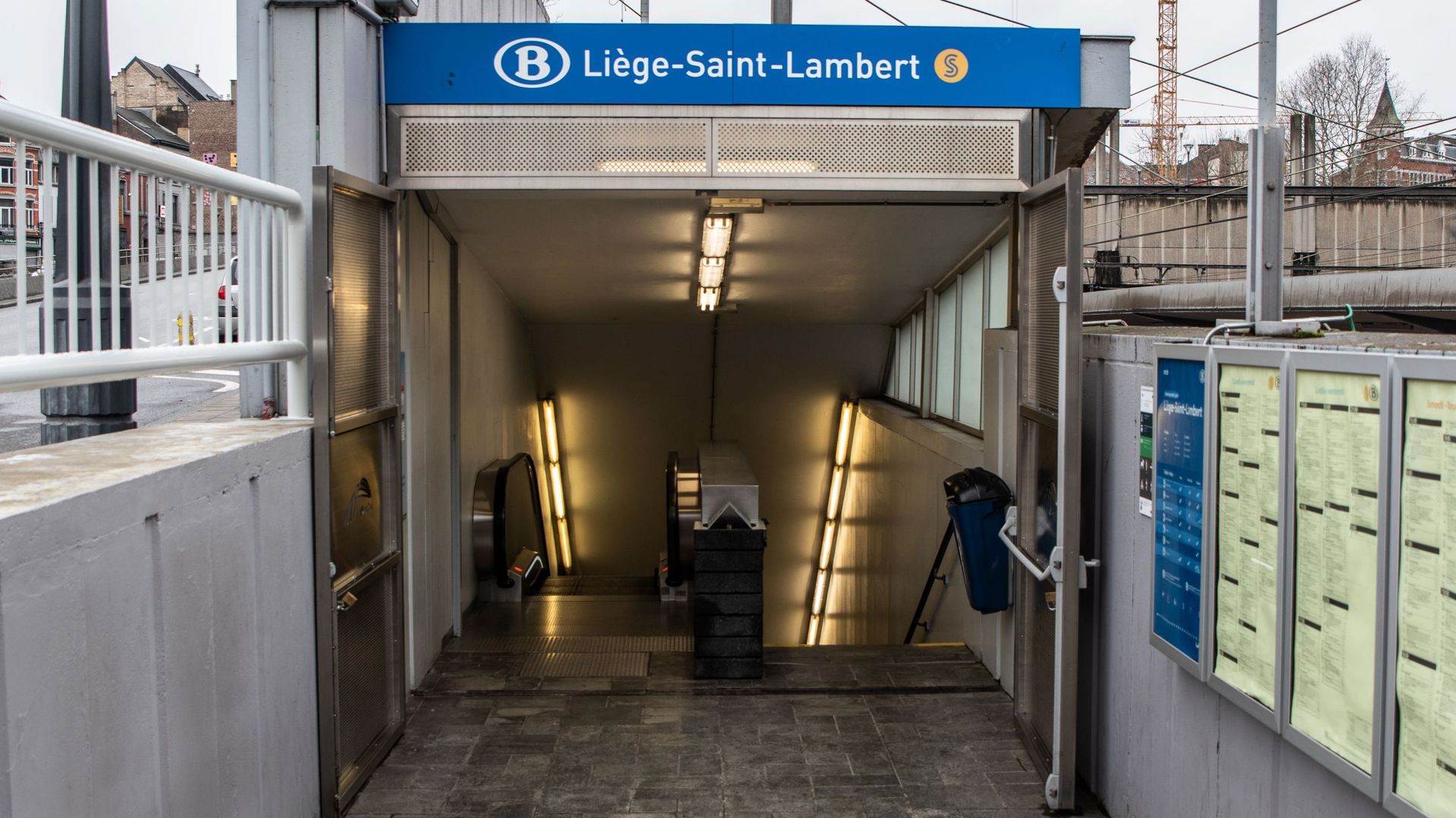 Fermeture de guichets de la SNCB : des militants PTB à la gare de Liège Saint-Lambert pour dénoncer la fermeture de guichets
