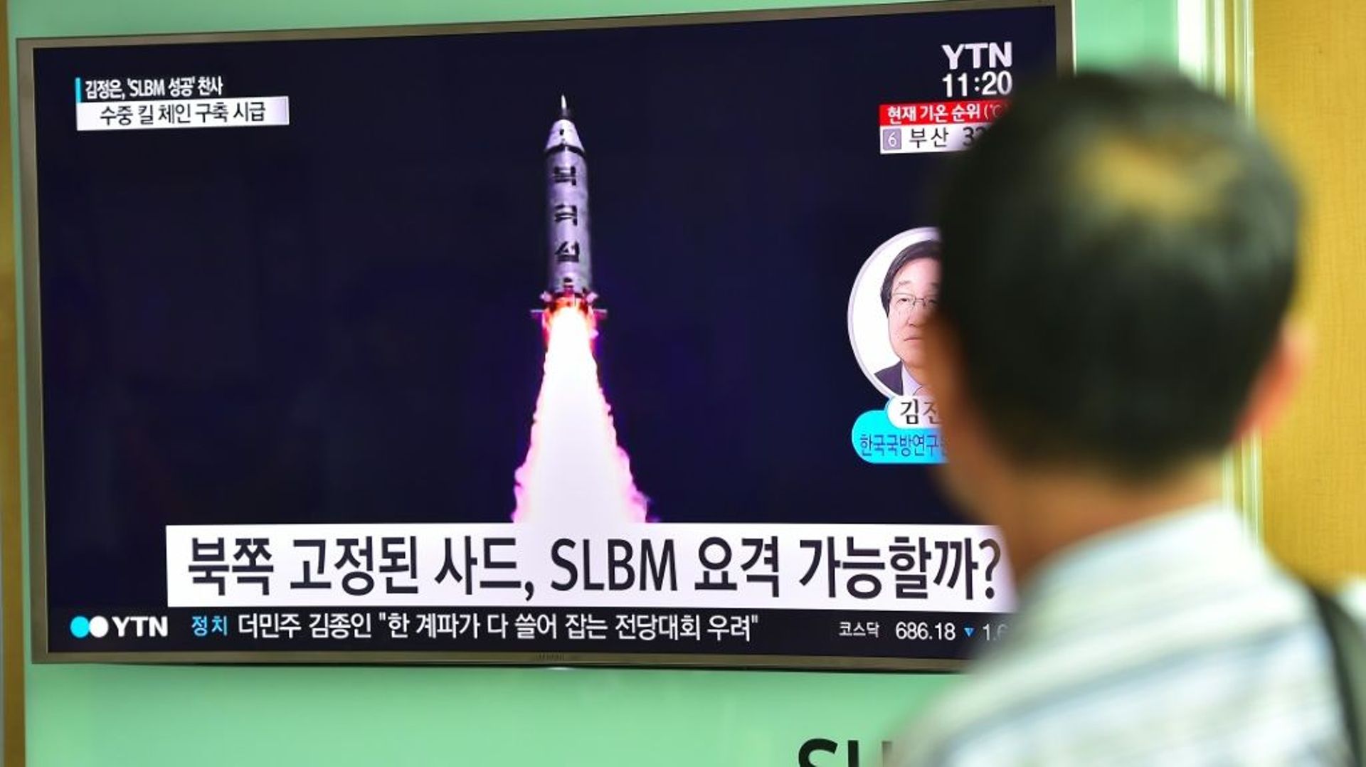 Un homme scrute un écran de télévision annonçant un nouveau tir de missile par la Corée du Nord, le 25 août 2016 à Séoul, en Corée du Sud