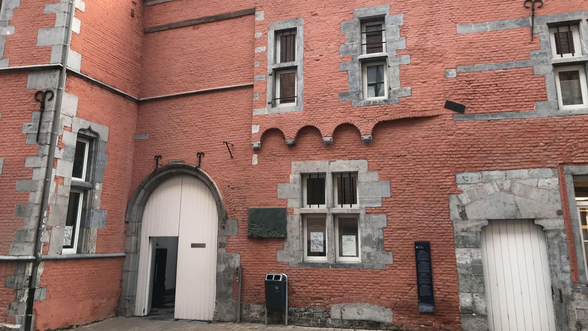 La façade de l'Académie des Beaux-Arts de Namur a été repris le même aspect qu'au 17e siècle.