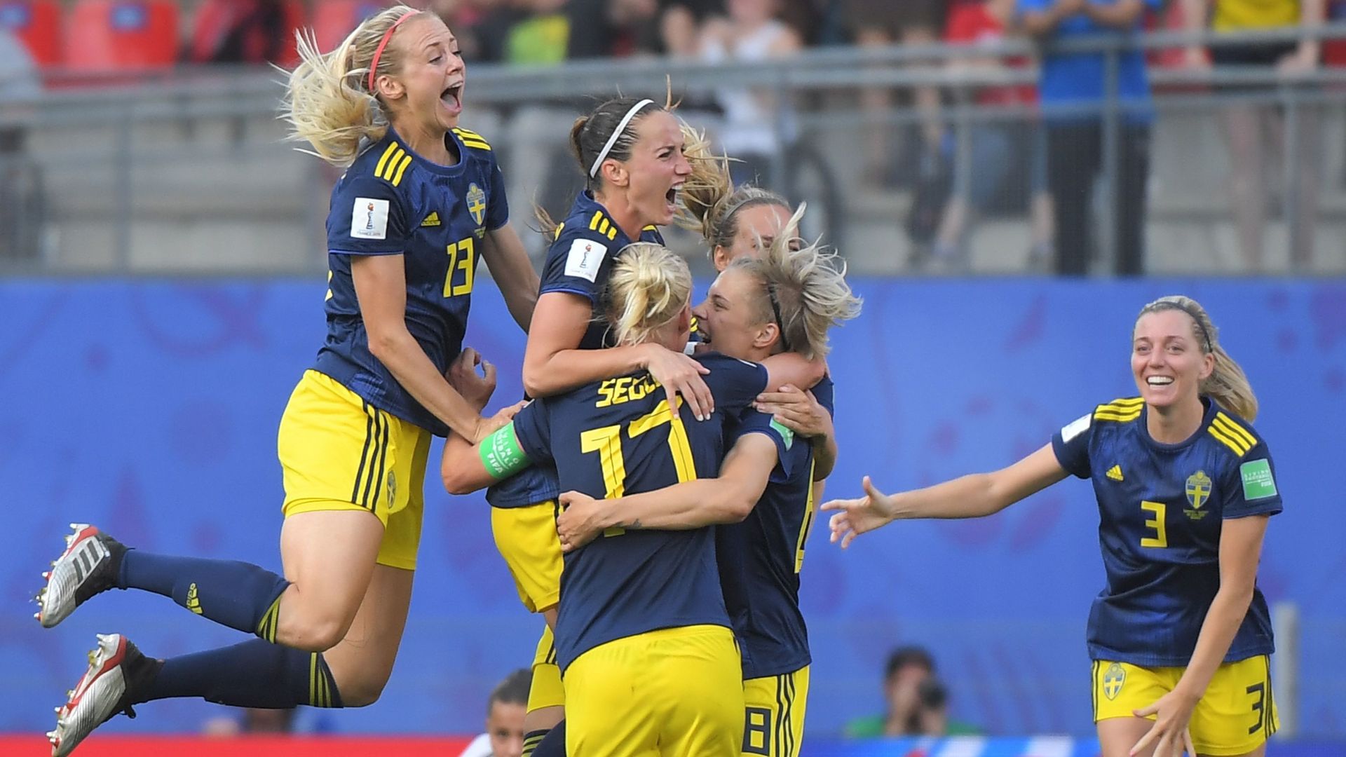 Les joueuses suédoises célèbrent la fin du match de football de quart de finale de la Coupe du Monde Féminine de France 2019, opposant l'Allemagne et la Suède, le 29 juin 2019