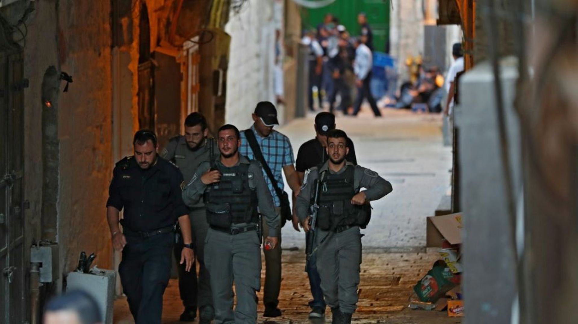 Des membres des forces de sécurité israéliennes sur les lieux de l'attaque palestinienne au couteau contre un policier israélien qui a été blessé le 15 août 2019 à Jérusalem. L'un des assaillants a été tué, selon des responsables palestiniens
