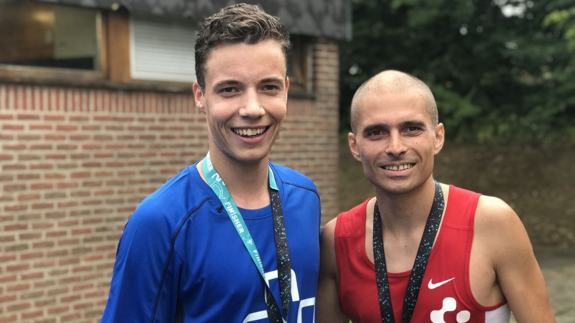 A gauche, Benjamin, de Ramillies, a terminé troisième du semi-marathon. A droite, Xavier, de Fleurus, vainqueur du semi-marathon.