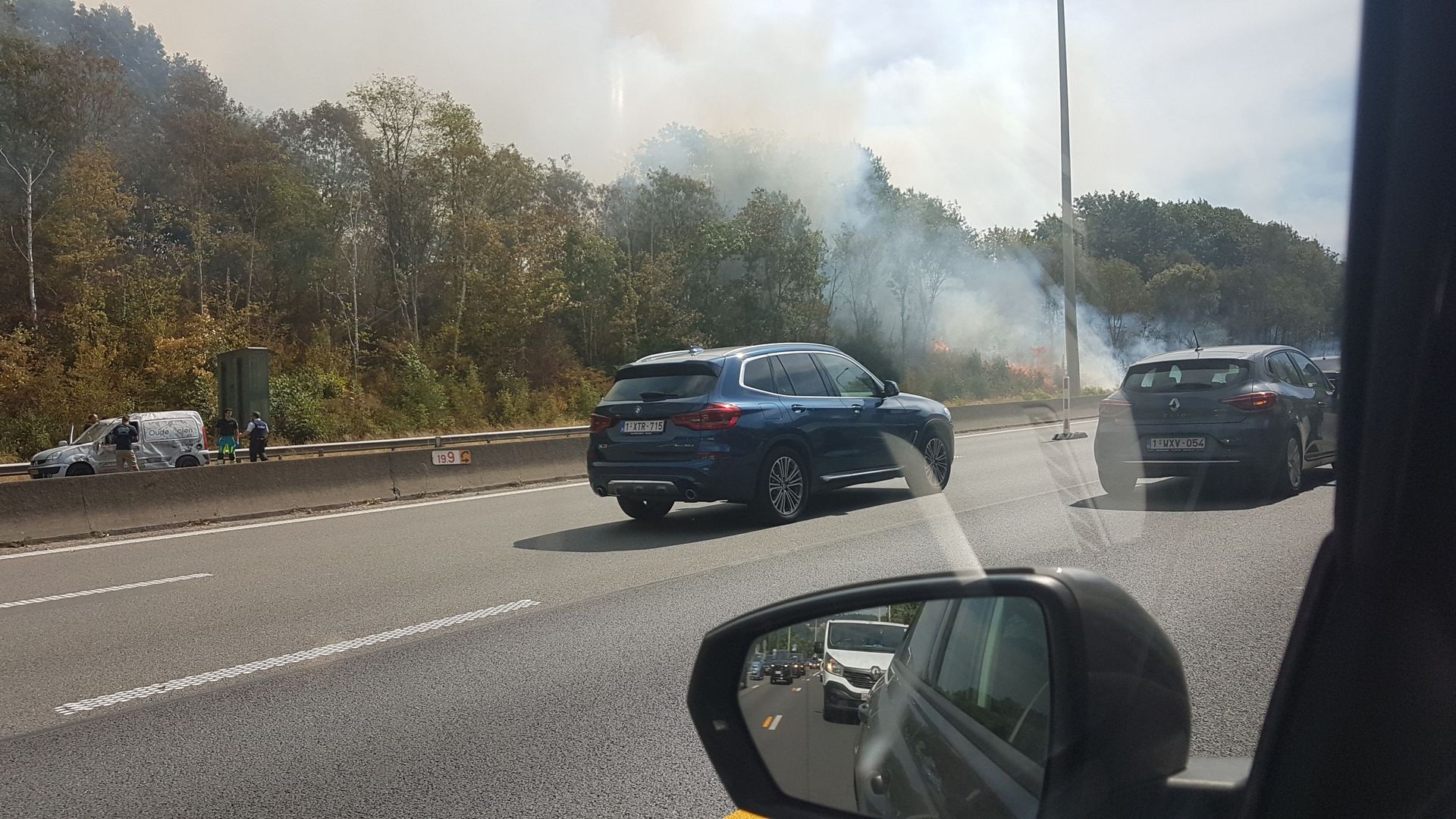 E411 fermée vers Bruxelles : un véhicule a pris feu