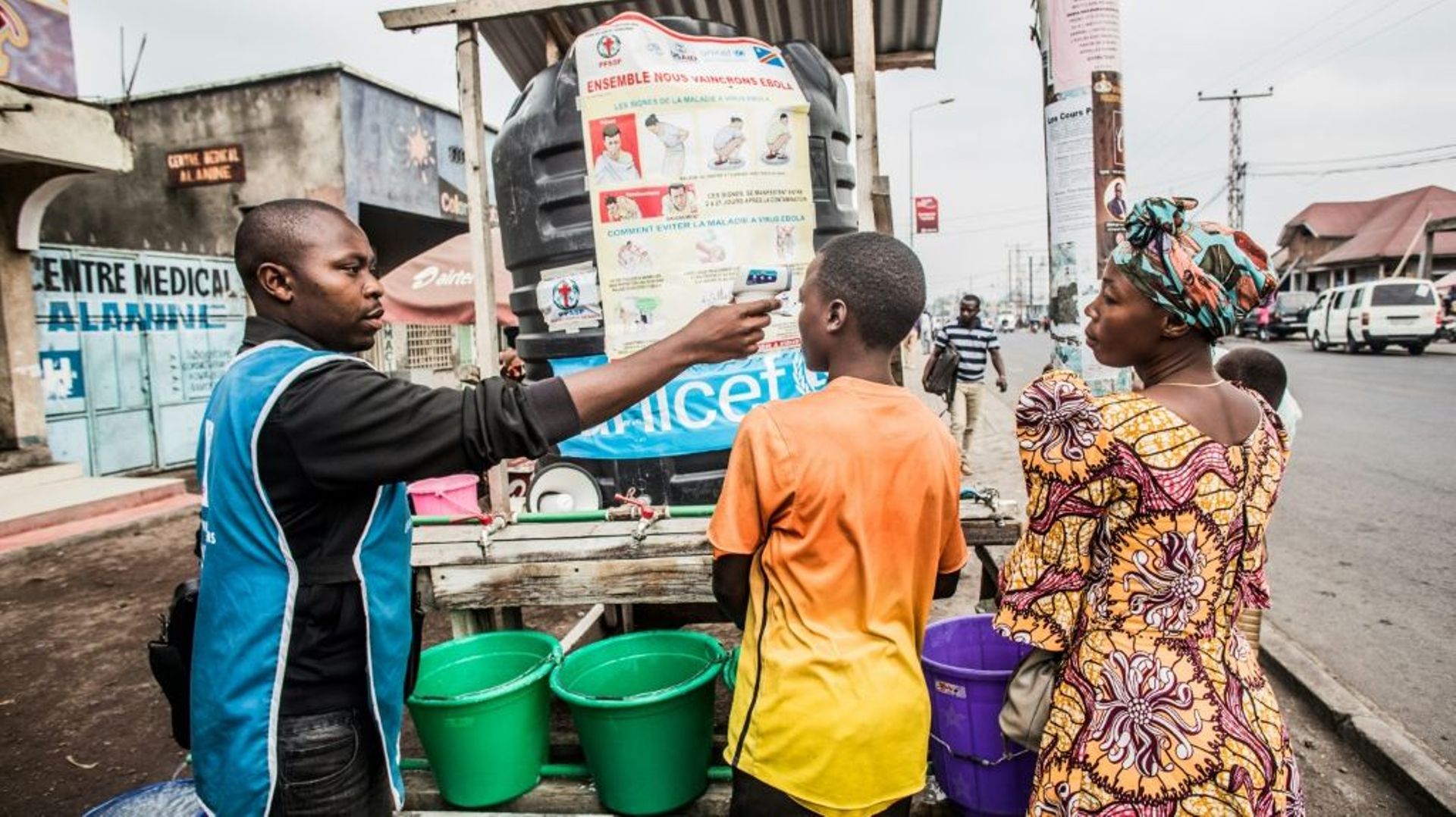 Contrôle de la température corporelle des habitants de Goma, lors de l'épidémie du virus Ebola, le 31 juillet 2019 en RDC