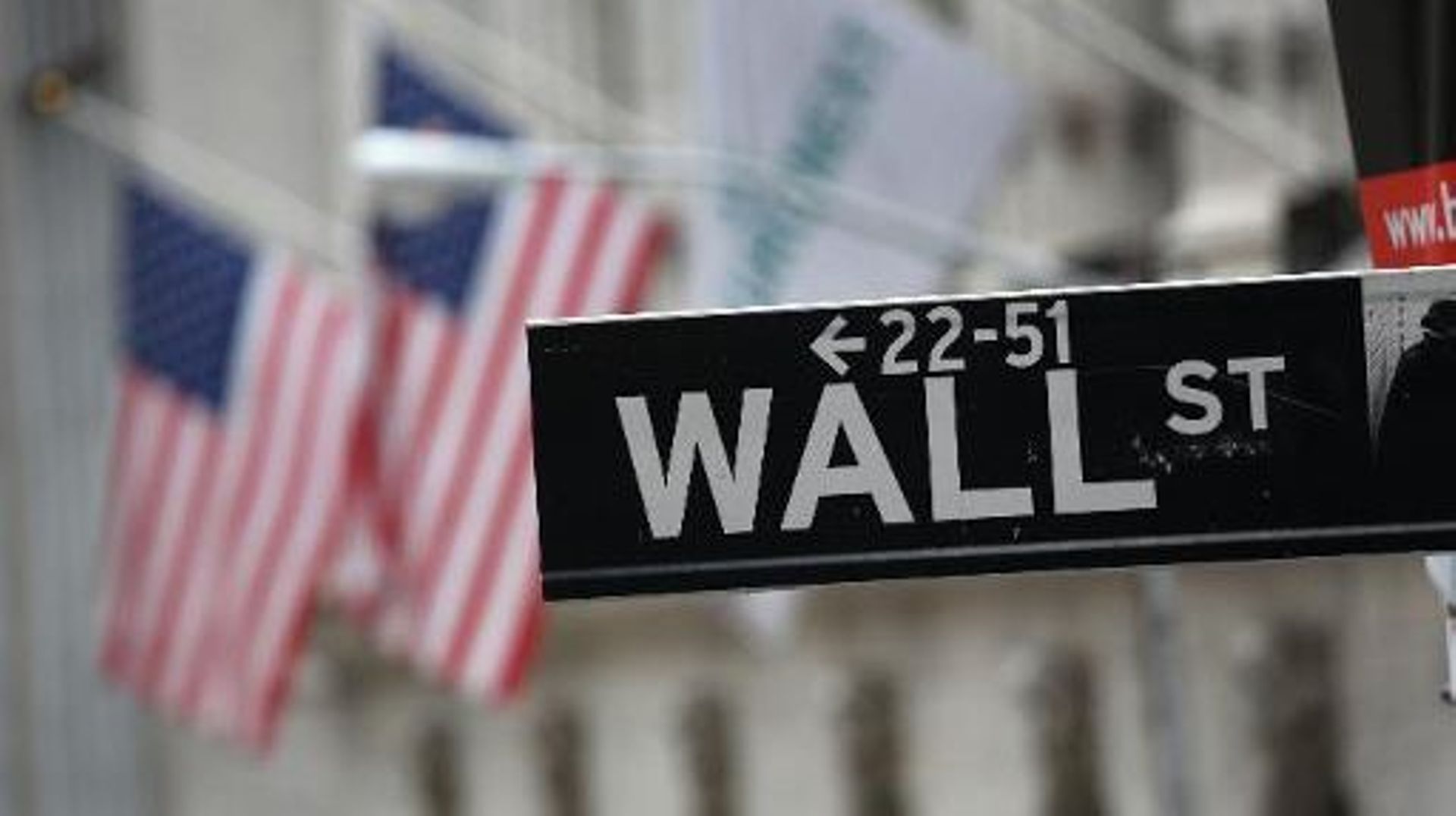 Le panneau Wall Street, devant la Bourse de New York