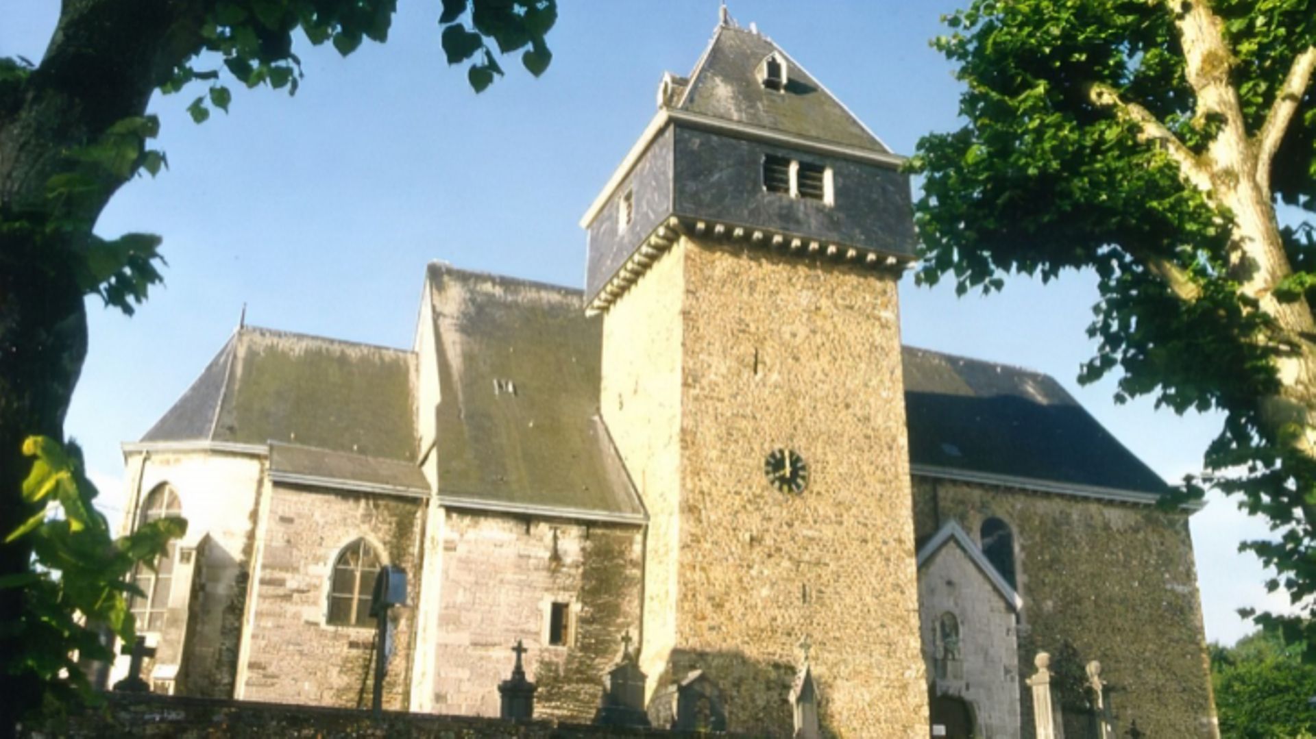 L’église Saints-Hermès-et-Alexandre, de style roman, avec son remarquable donjon.