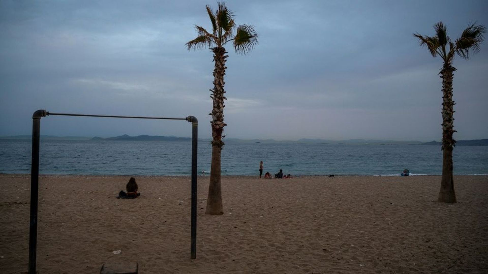 La plage d'Alimos quasi déserte à Athènes, le 7 mai 2021
